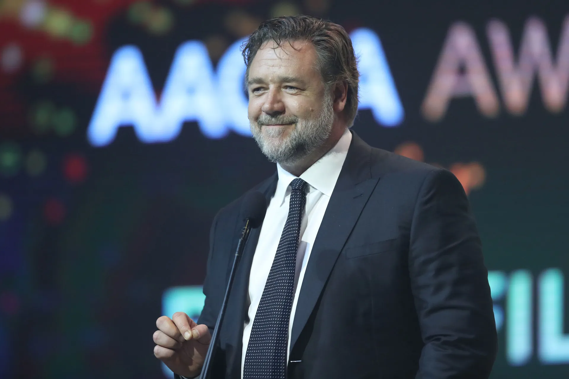 O ator Russell Crowe com seu porte imponente e olhar penetrante.