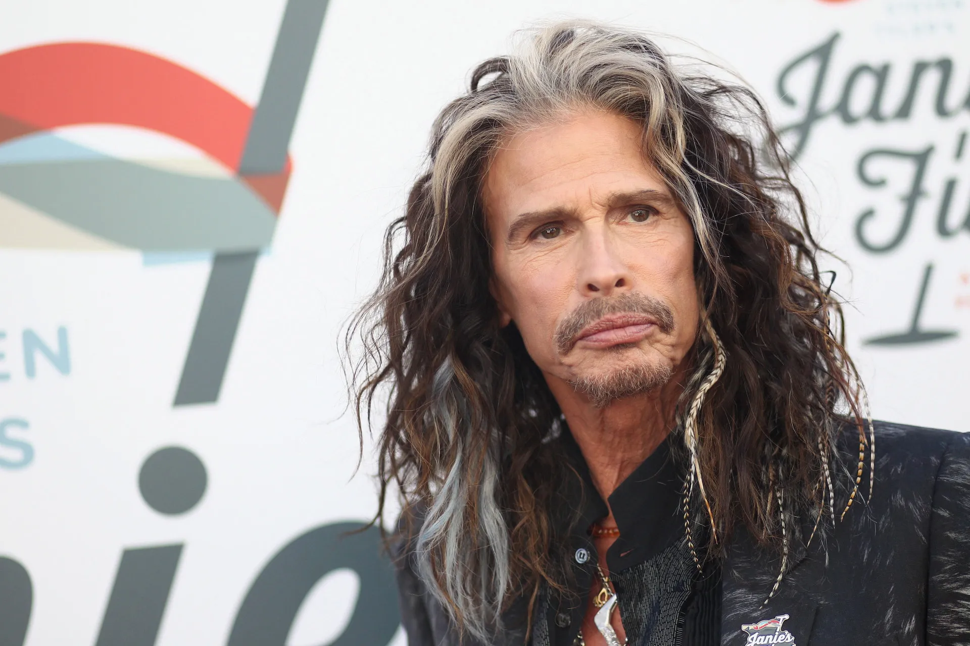 O vocalista do Aerosmith, Steven Tyler, com sua boca e energia icônicas no palco.