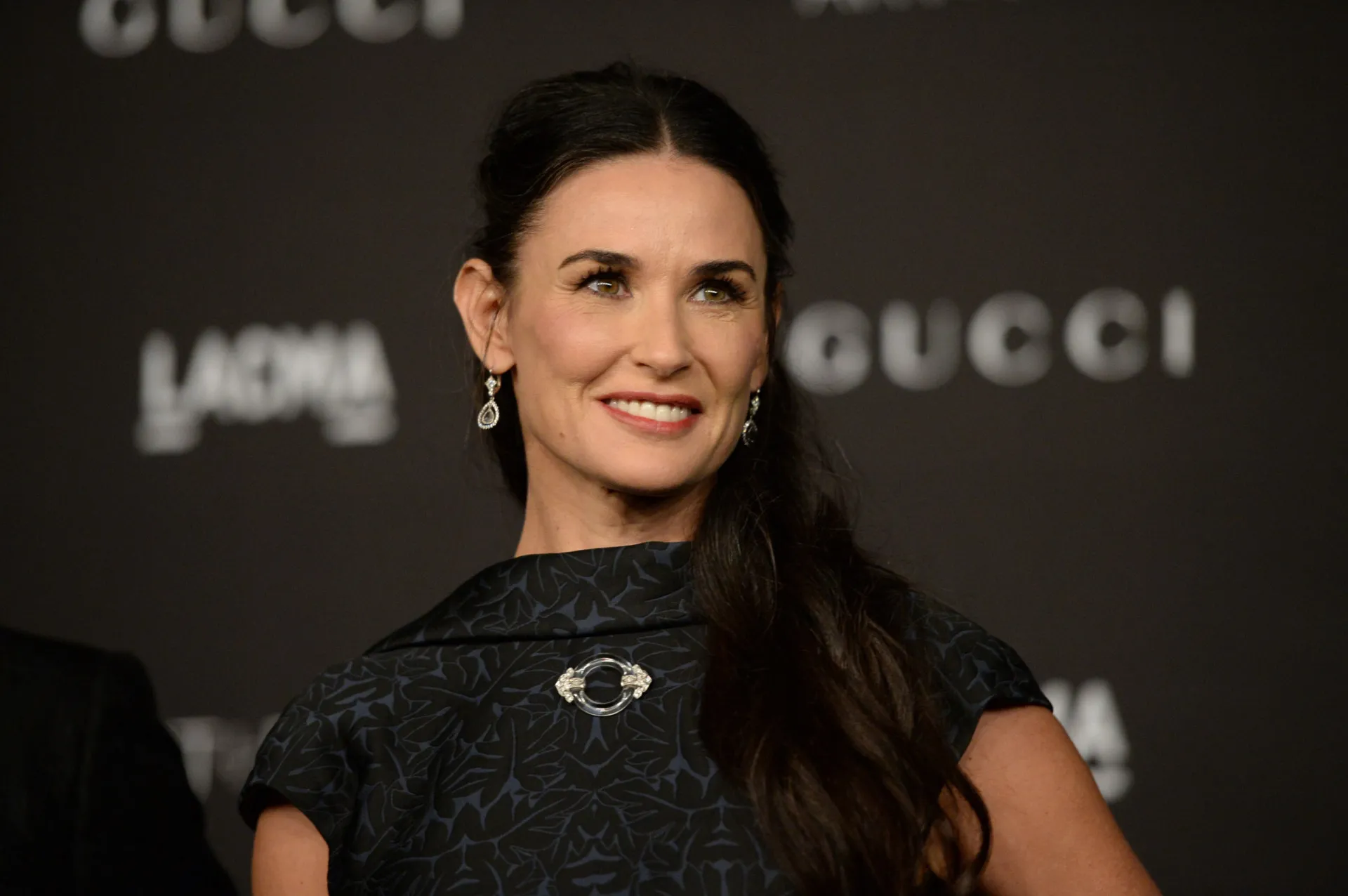 A atriz Demi Moore com seu visual icônico dos anos 90.