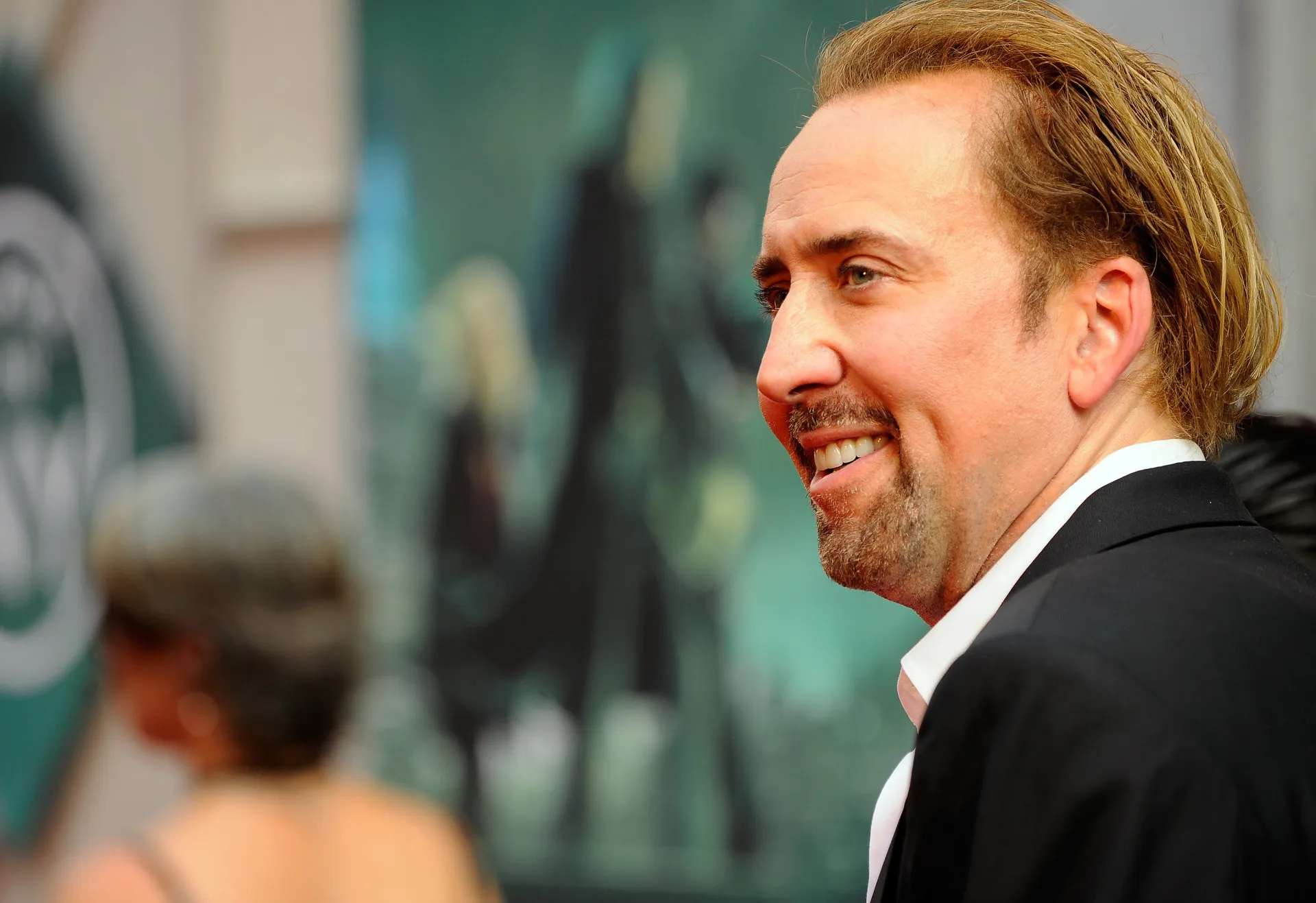 O ator Nicolas Cage com uma expressão intensa, característica de seus papéis.
