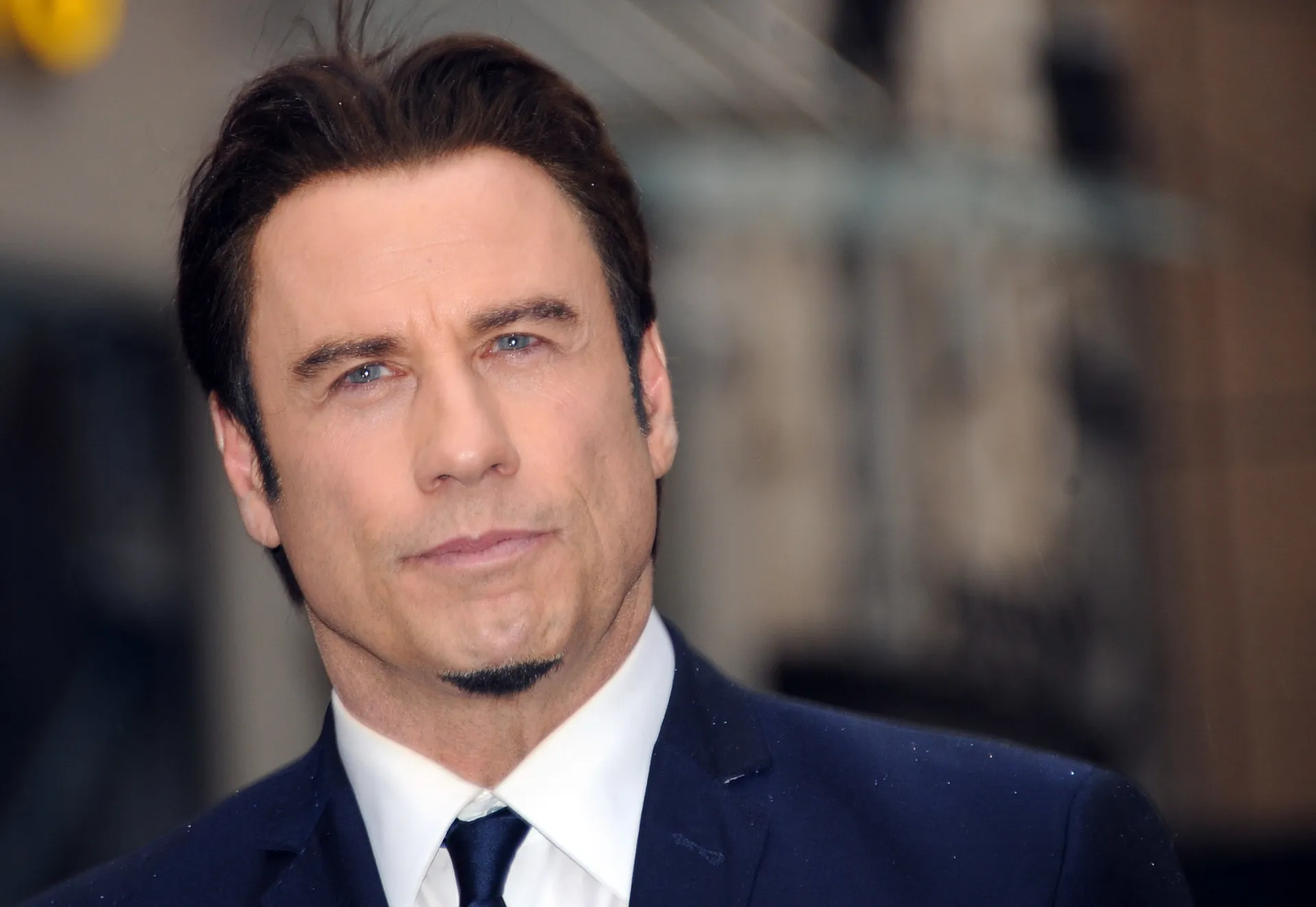 O icônico ator John Travolta em uma de suas famosas poses.