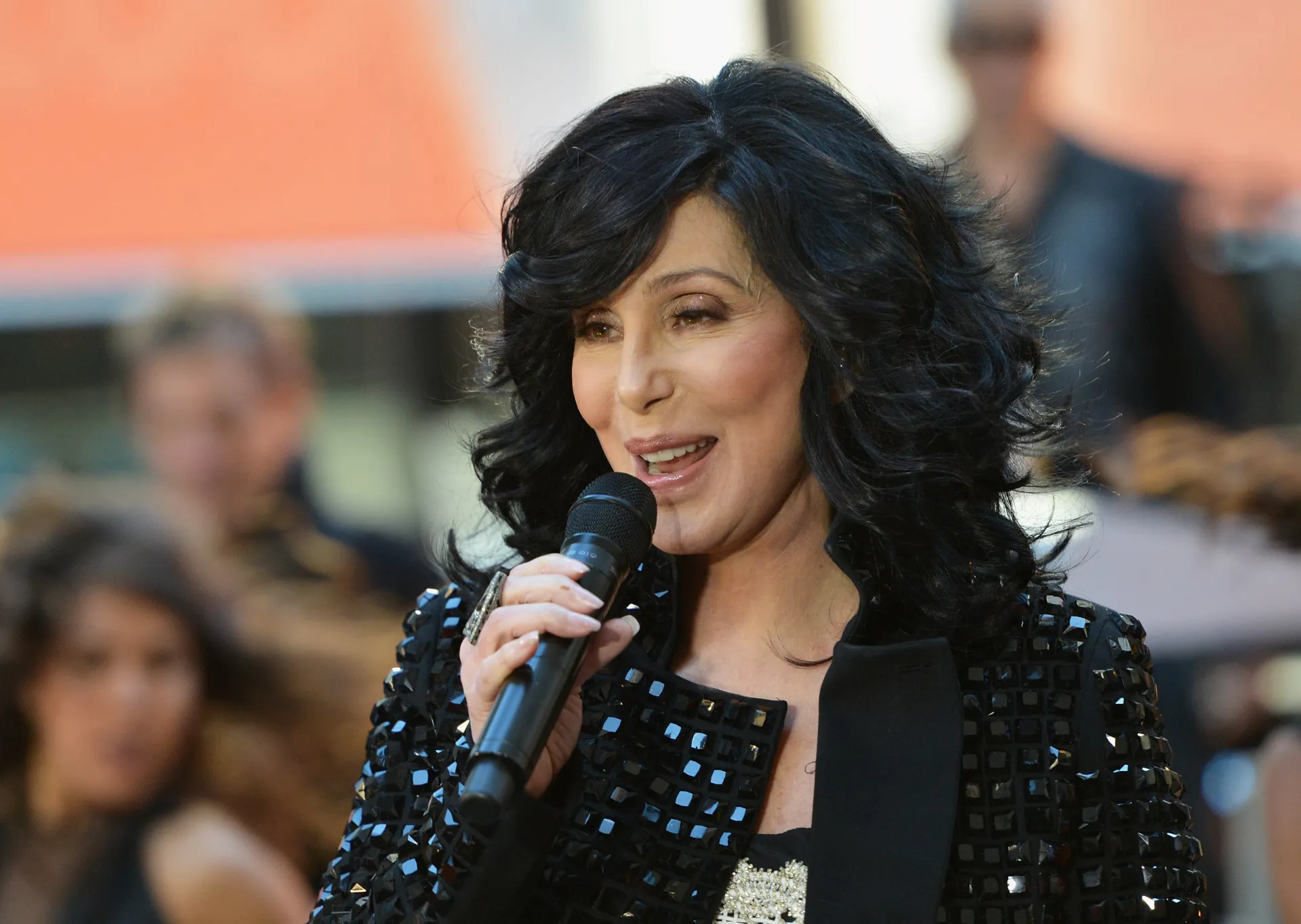 A icônica cantora e atriz Cher em uma de suas performances extravagantes.