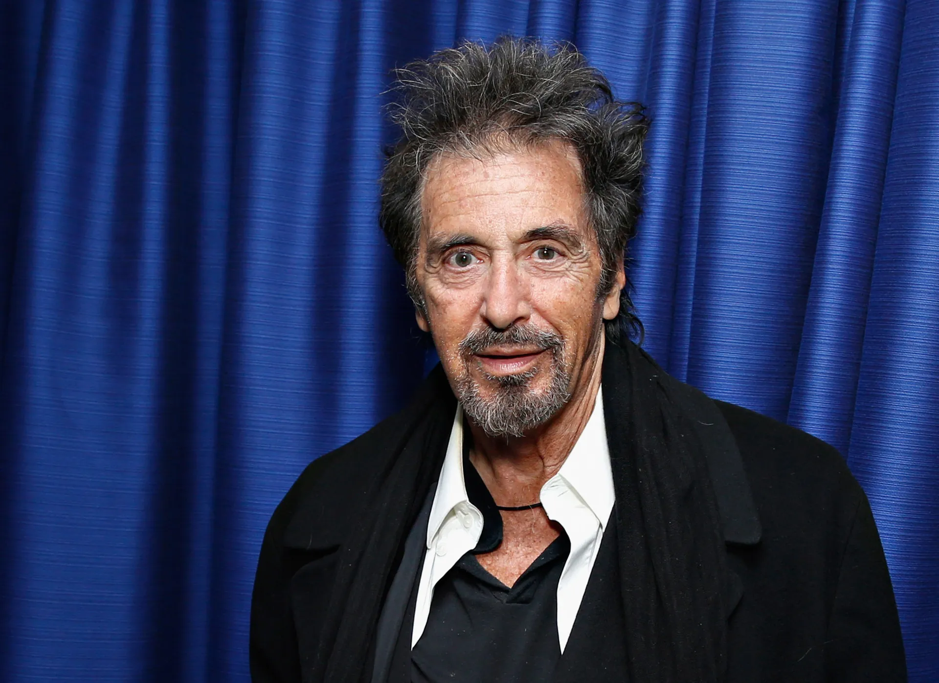 O lendário ator Al Pacino em um retrato que captura sua intensidade.