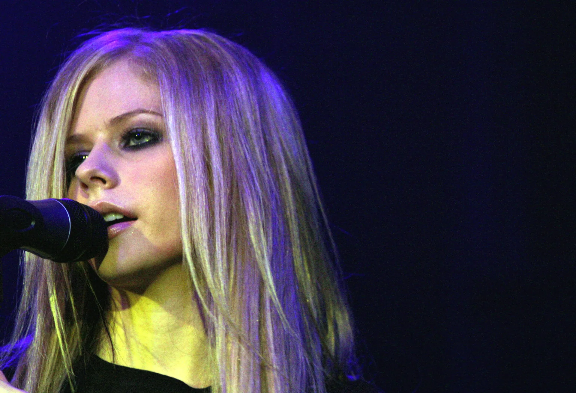 A cantora Avril Lavigne com seu visual punk-pop característico do início dos anos 2000.