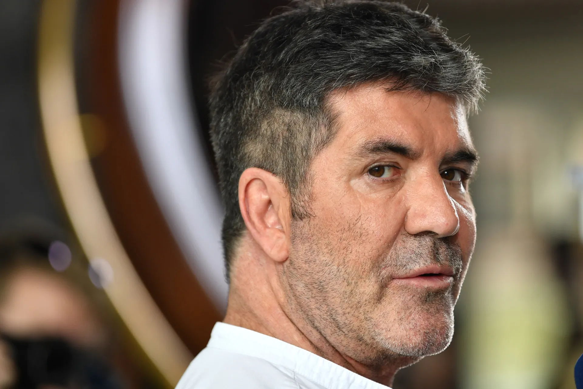 O produtor musical e jurado de TV Simon Cowell com seu famoso olhar crítico.