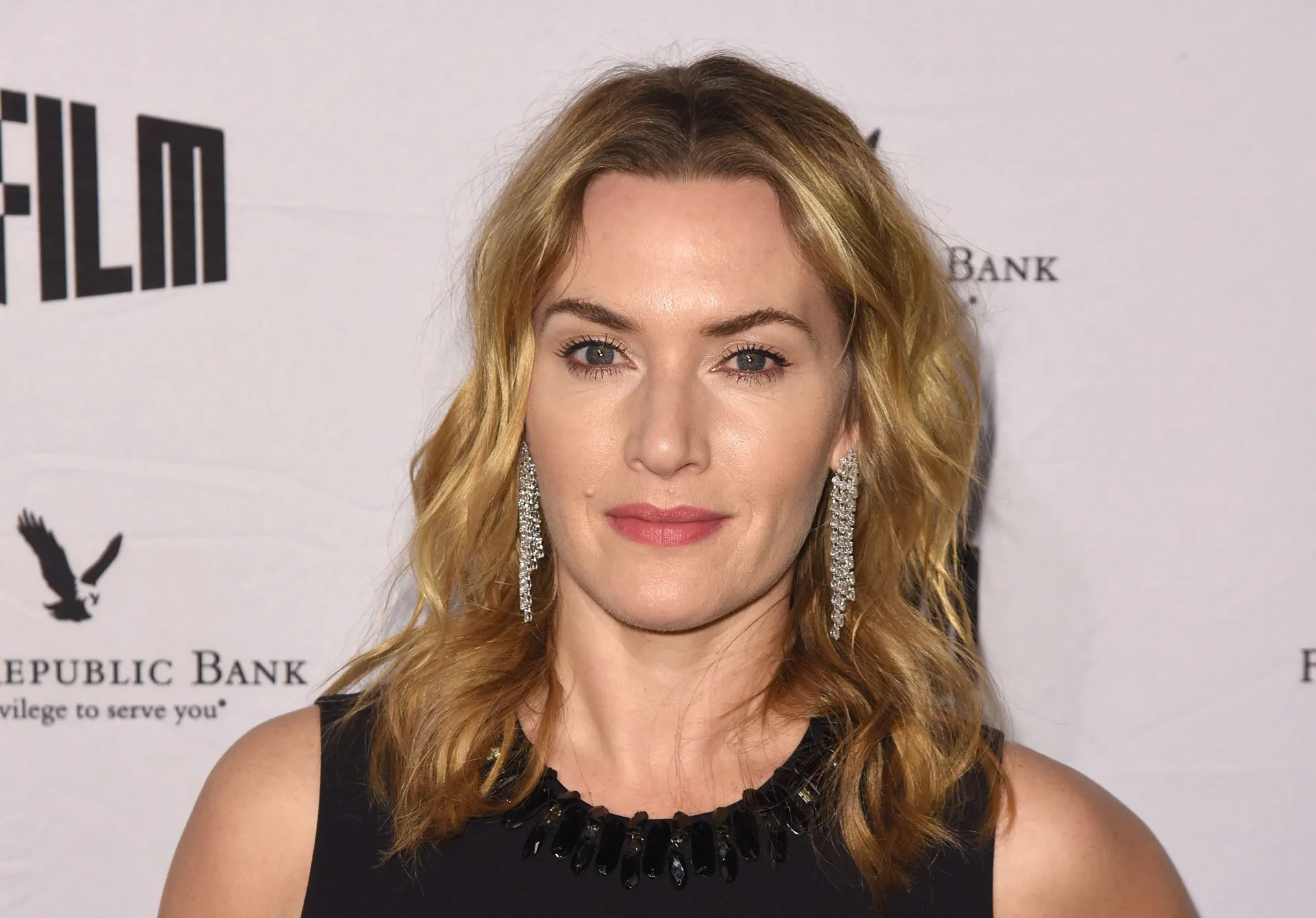 A premiada atriz Kate Winslet em um evento, com um olhar elegante.
