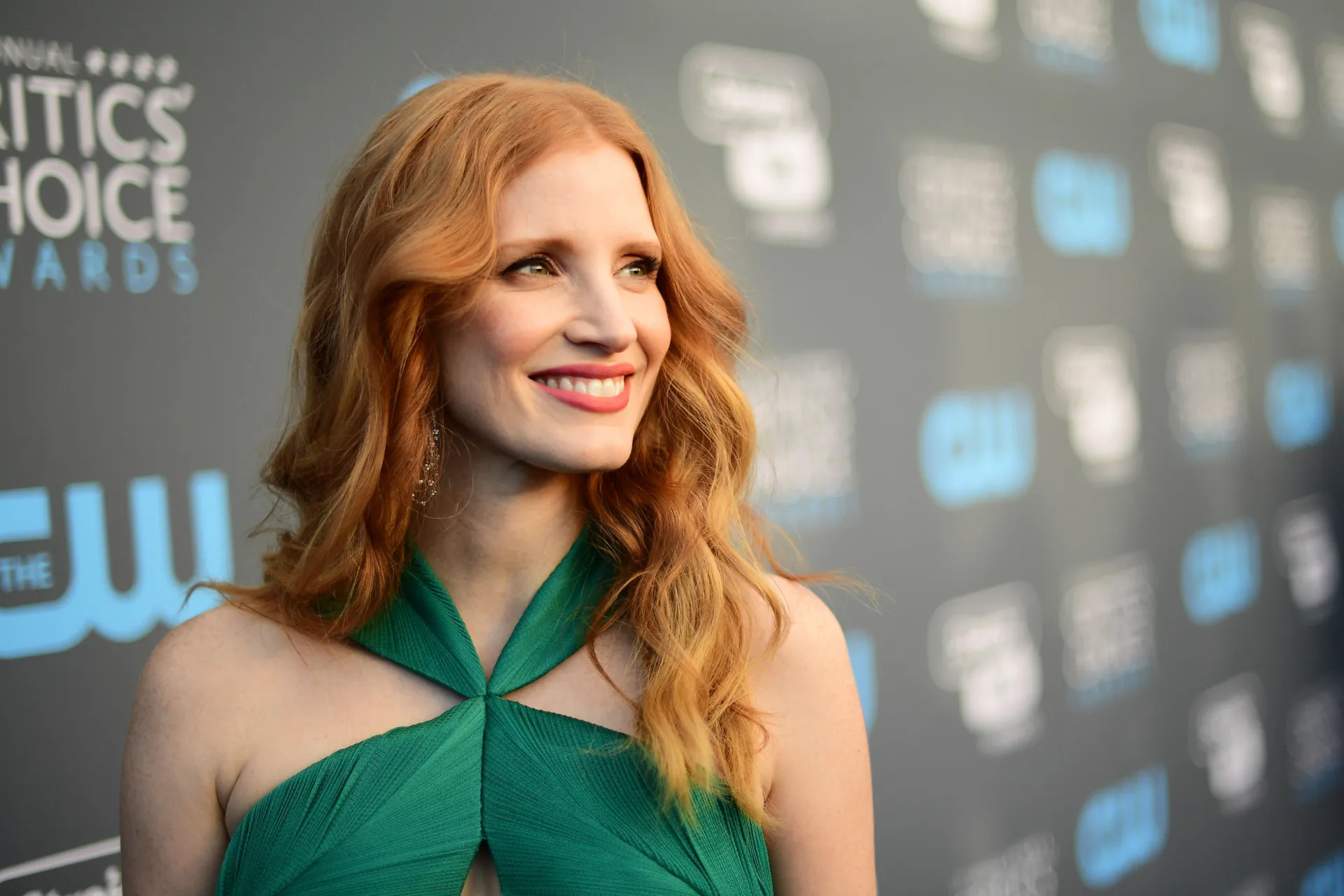 A atriz Jessica Chastain com um olhar determinado em um evento de premiação.