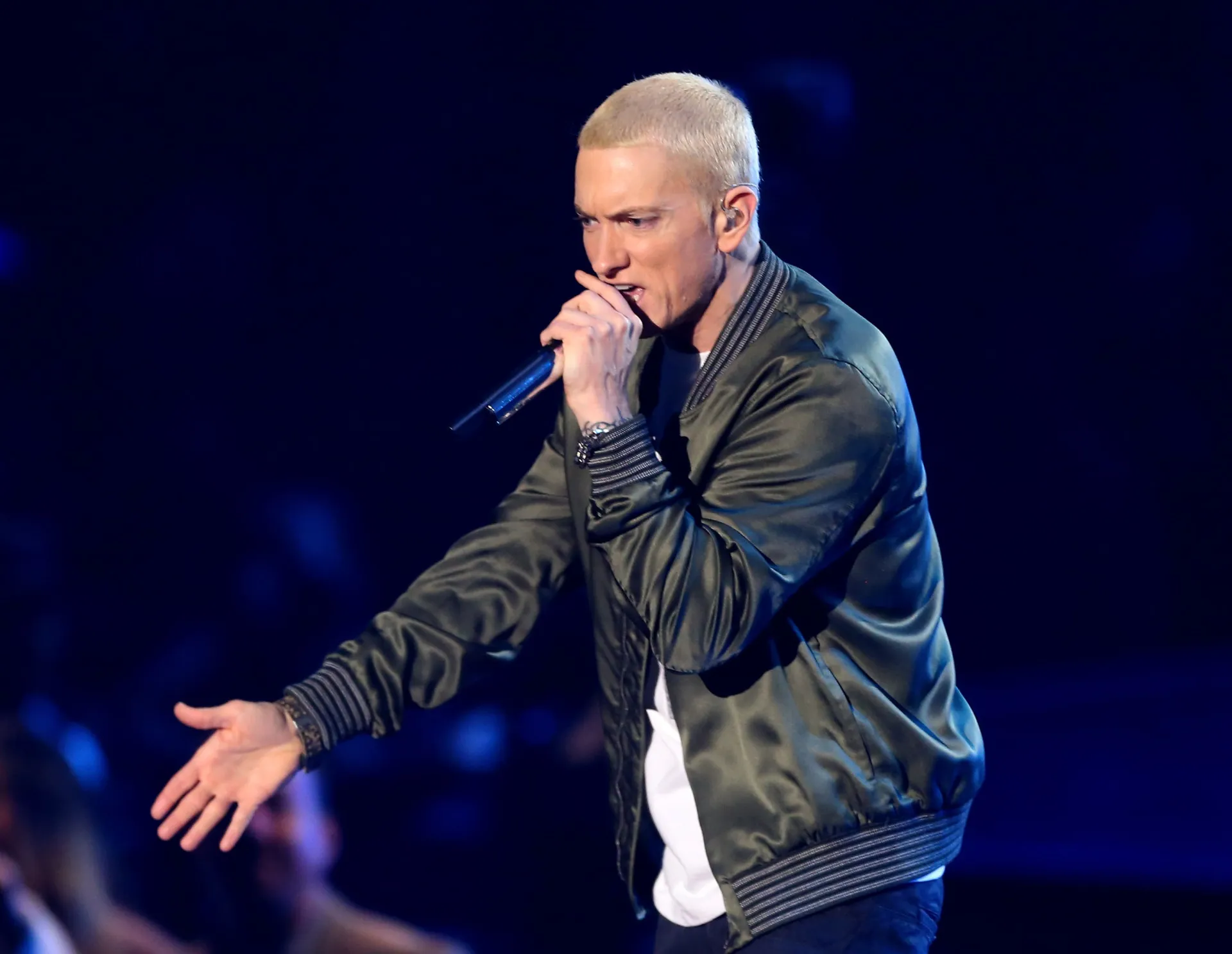 O rapper Eminem com seu capuz e olhar intenso, uma de suas marcas registradas.