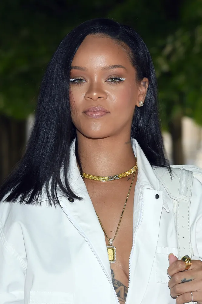 A cantora e empresária Rihanna com um visual poderoso em um evento.