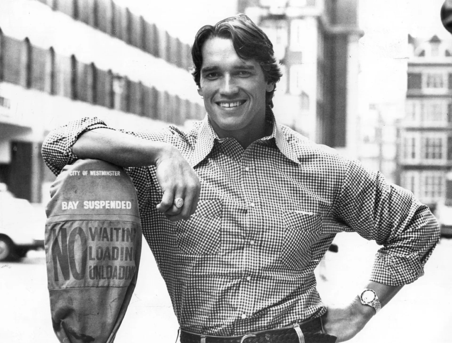 Arnold Schwarzenegger na sua fase de fisiculturista, exibindo seus músculos.
