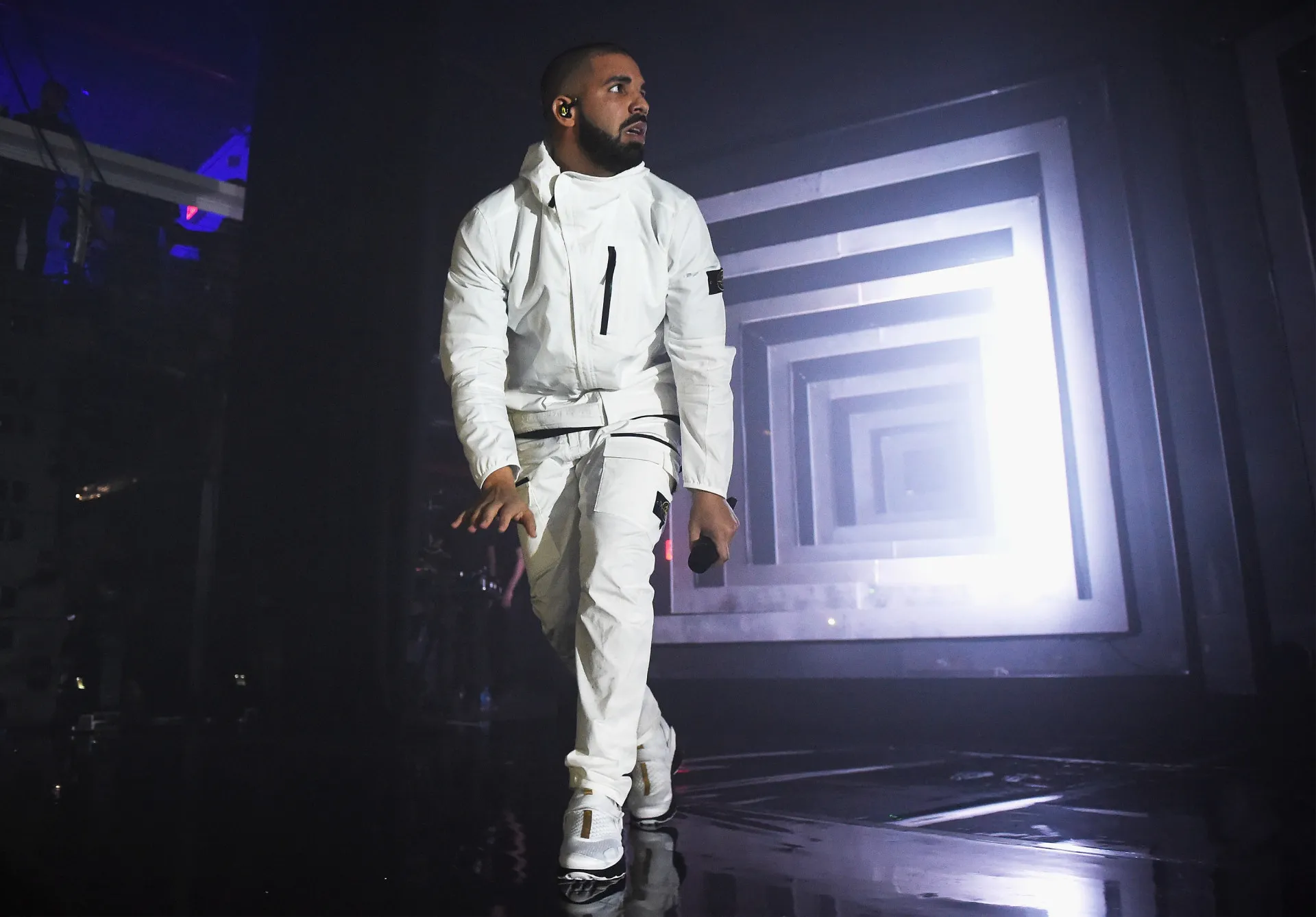 O rapper canadense Drake em uma performance cheia de energia.