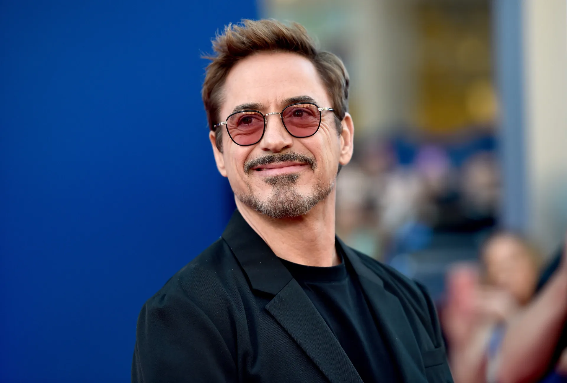 Robert Downey Jr., o Homem de Ferro, com seu sorriso carismático.