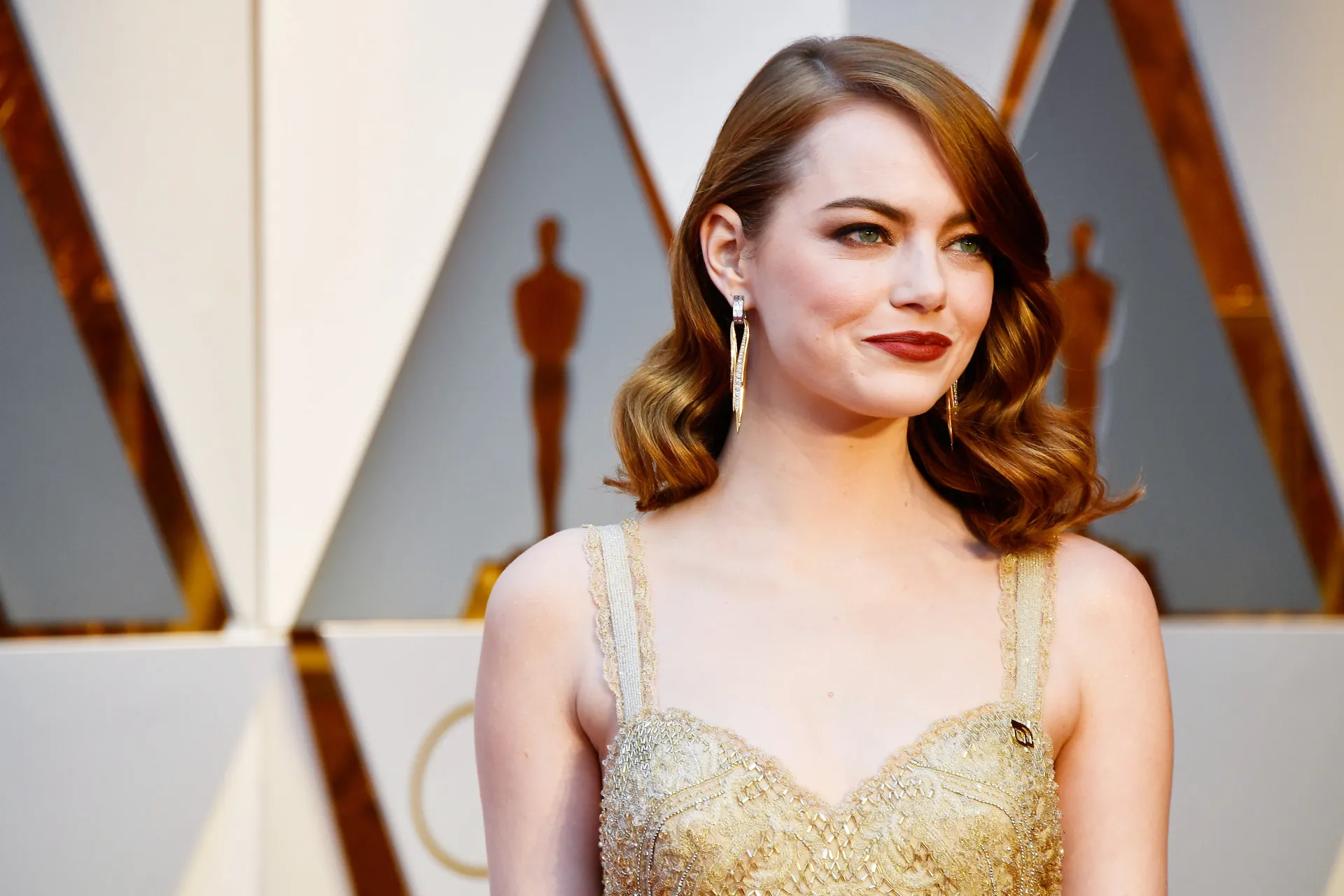 A atriz Emma Stone, vencedora do Oscar, com um olhar expressivo.