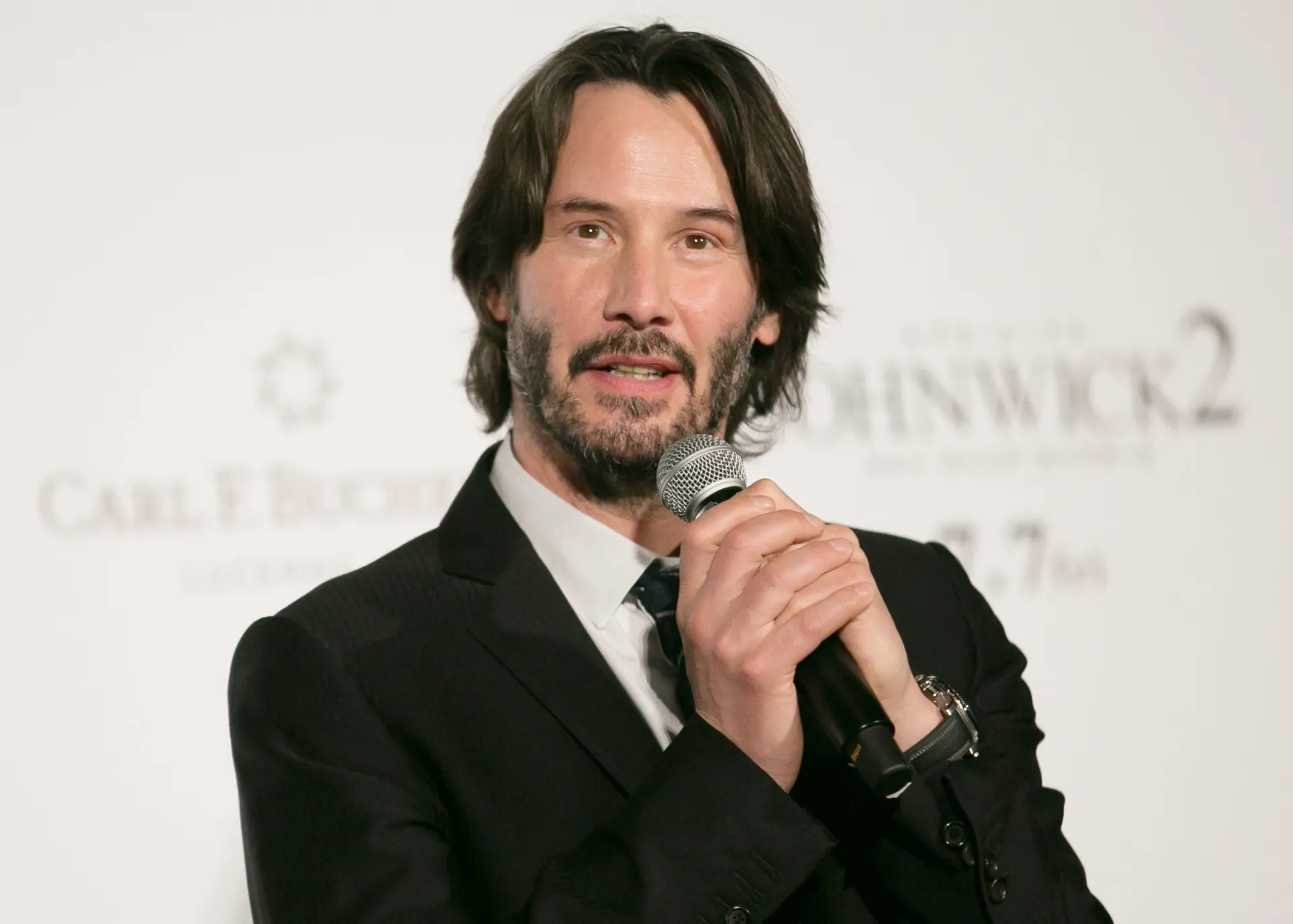 Keanu Reeves com seu visual icônico de John Wick.