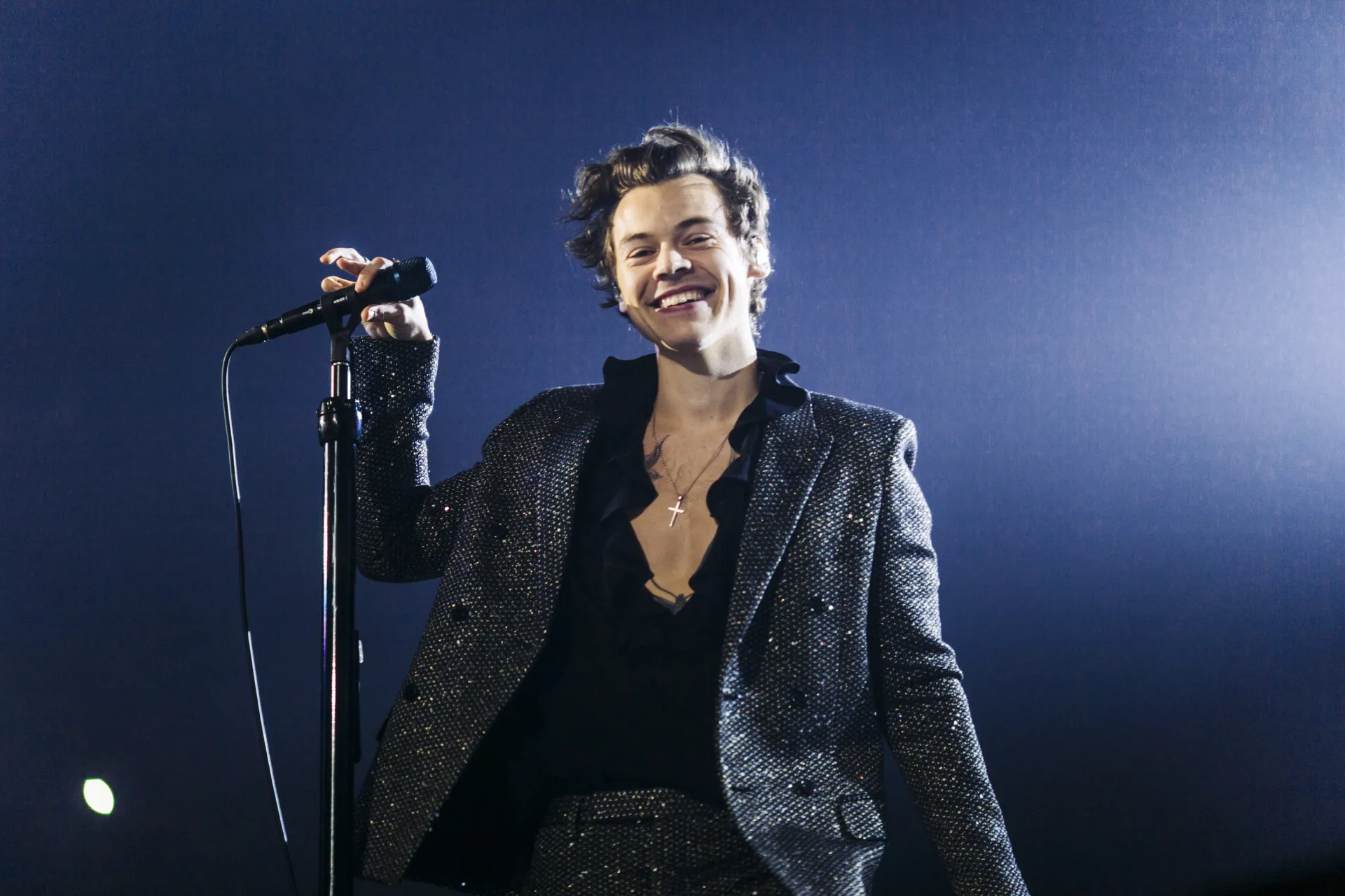 O cantor e ícone da moda Harry Styles durante um show.