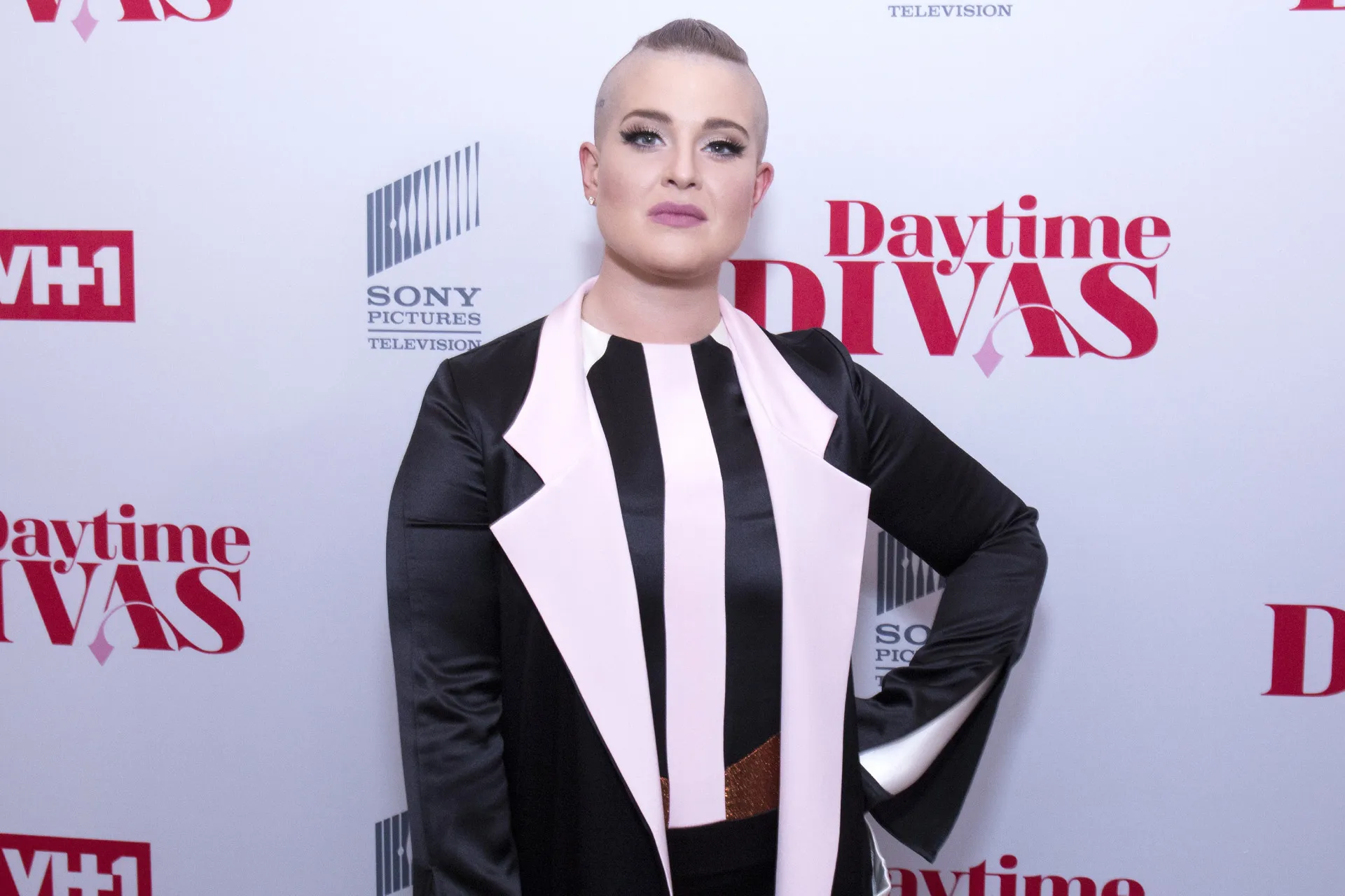 Kelly Osbourne com um de seus visuais ousados e cabelo colorido.