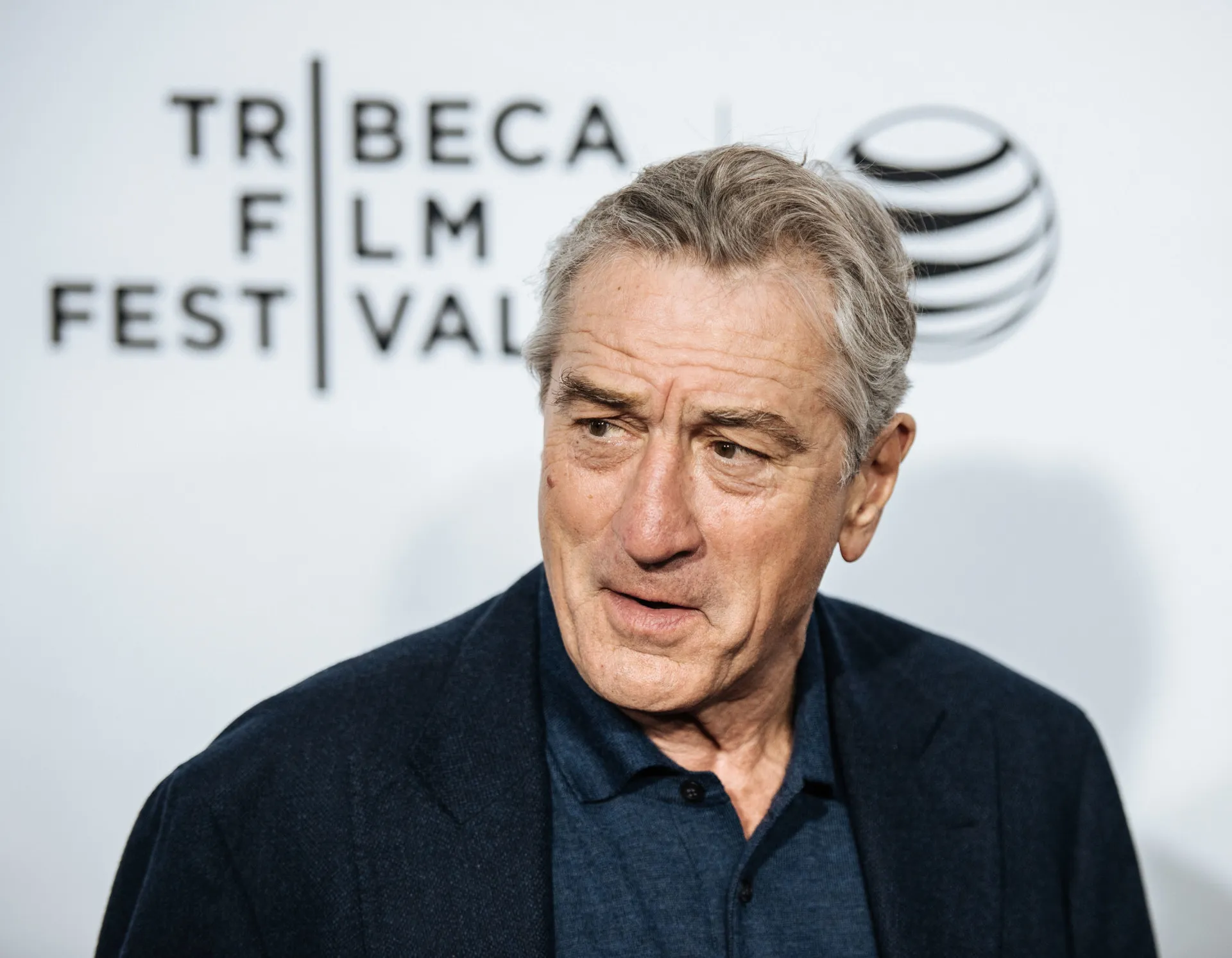 O lendário ator Robert De Niro com uma expressão séria e icônica.