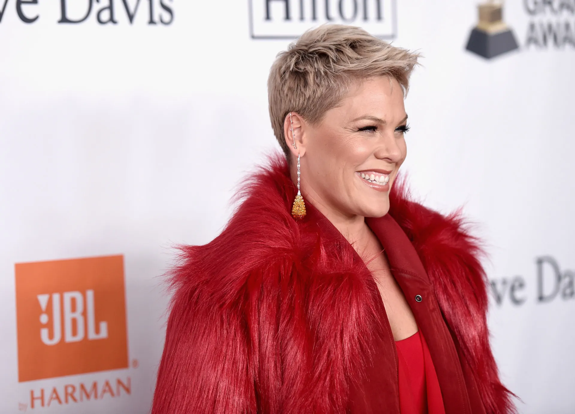 A cantora Pink com seu cabelo rosa e atitude rocker em uma performance.