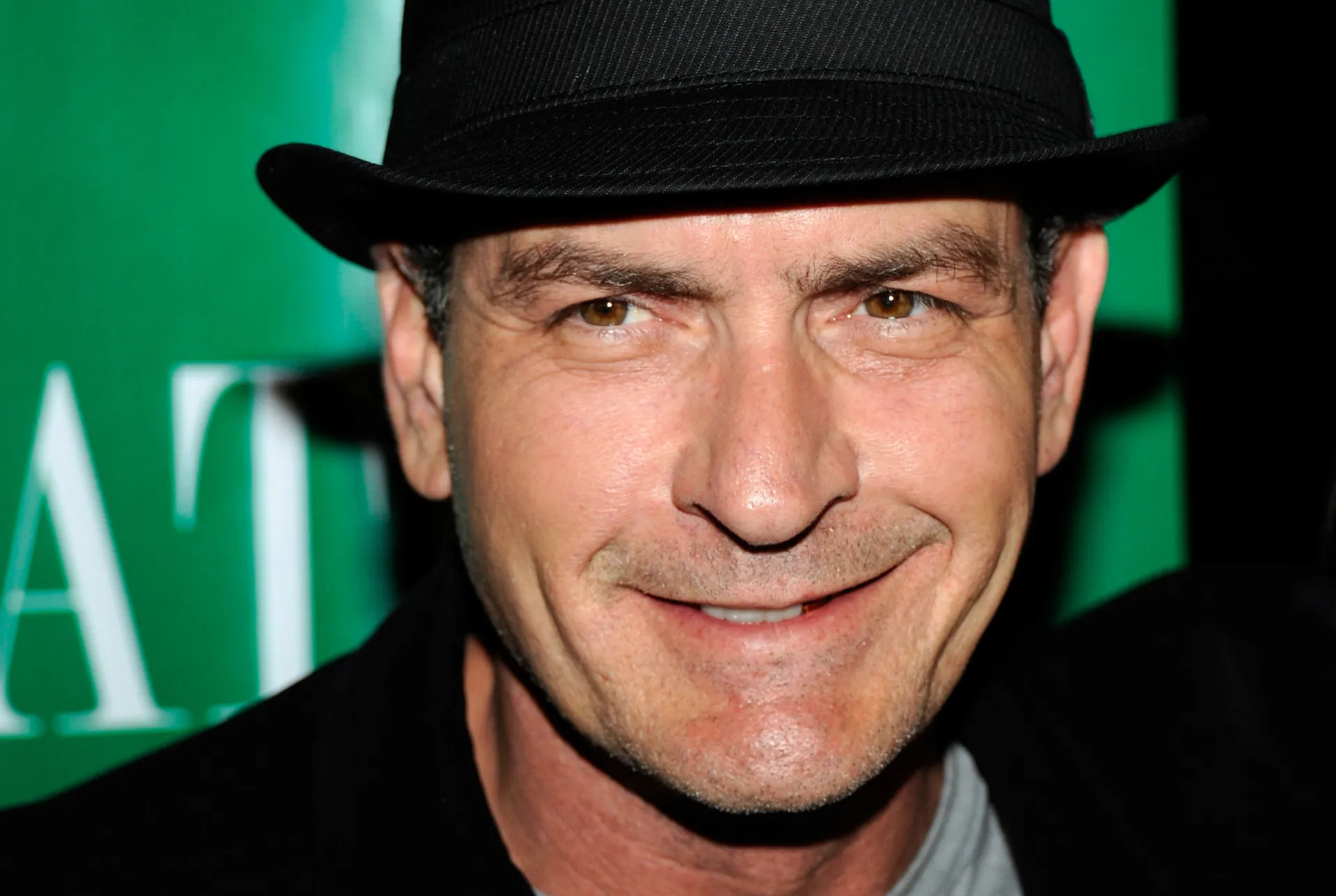 O ator Charlie Sheen em um retrato durante sua fase de grande sucesso na TV.