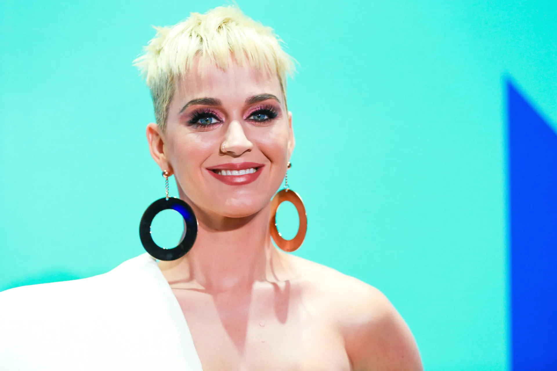 A diva pop Katy Perry em uma performance cheia de cores e energia.