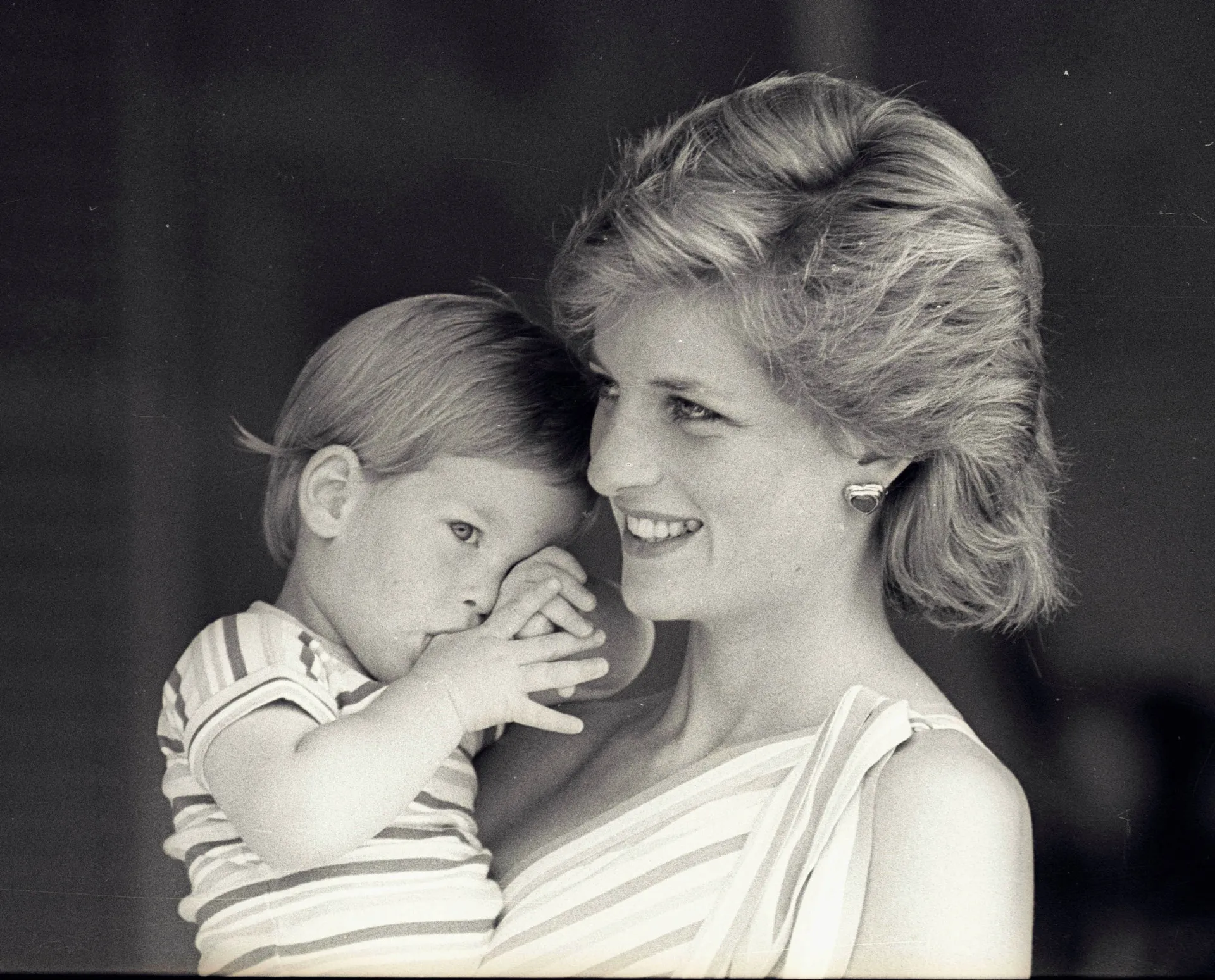 Princesa Diana com um olhar melancólico, uma imagem que marcou sua vida.