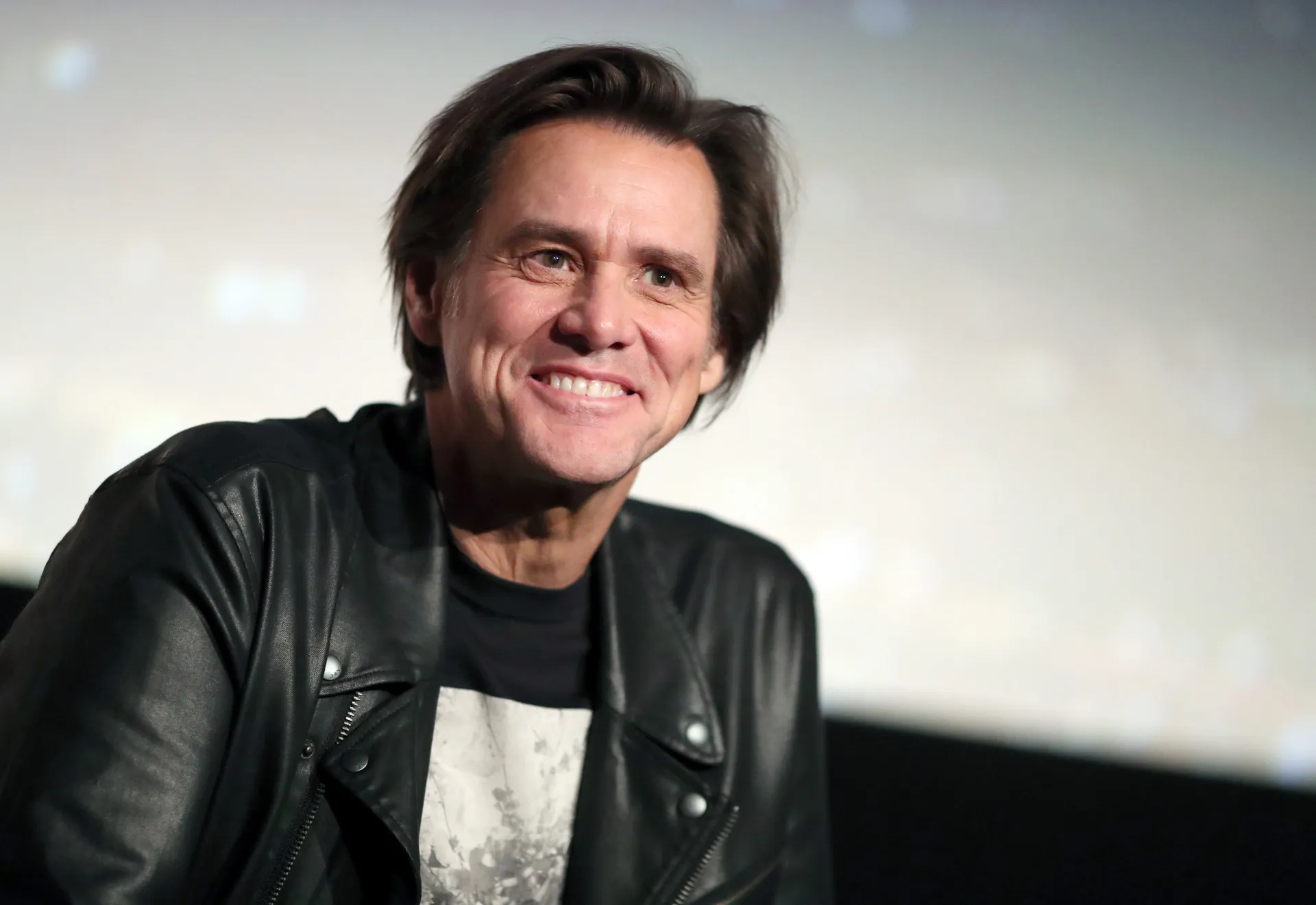 O comediante Jim Carrey fazendo uma de suas caretas inconfundíveis.