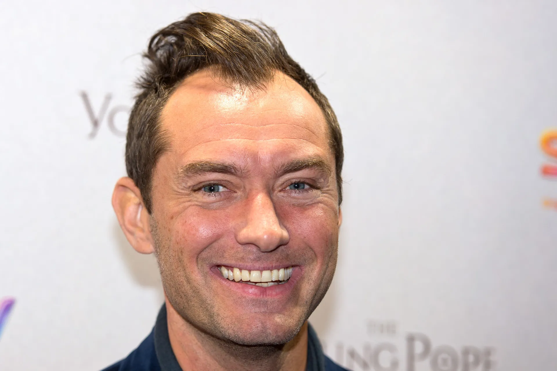 O ator britânico Jude Law com um olhar charmoso e penetrante.