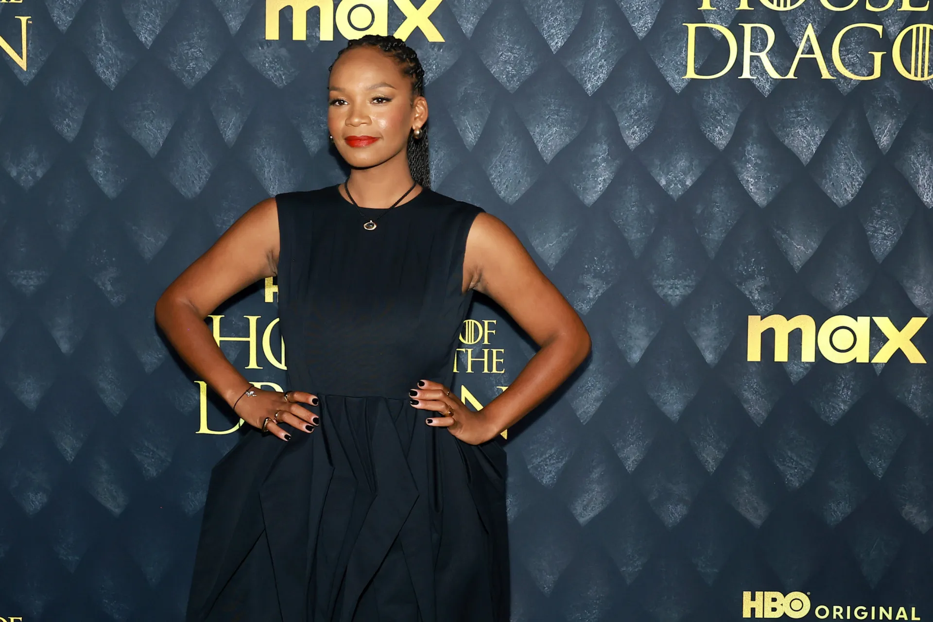 A atriz Bethany Antonia, de 'House of the Dragon', em um tapete vermelho.