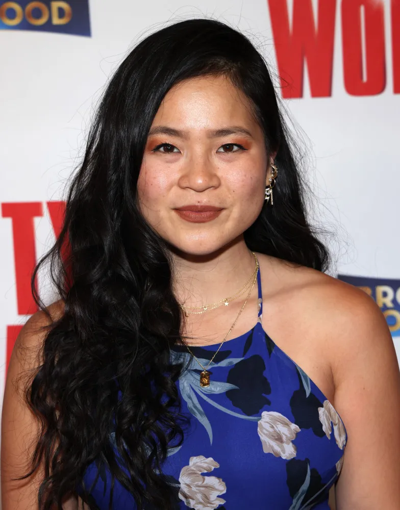 A atriz Kelly Marie Tran, de 'Star Wars', sorrindo em um evento.