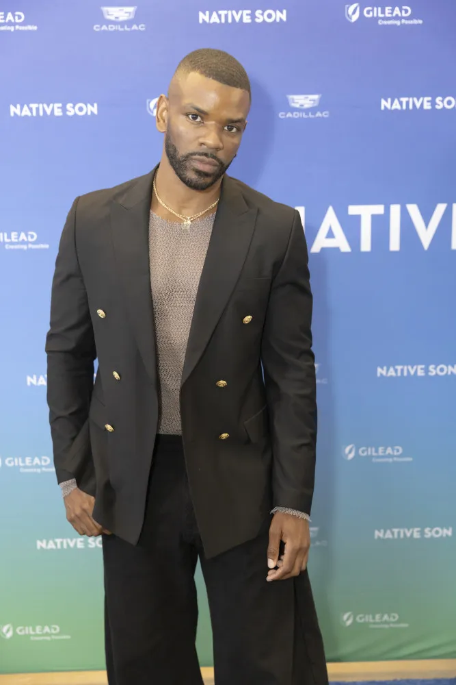 O ator Jermelle Simon, de 'Família Upshaw', posando em um evento.
