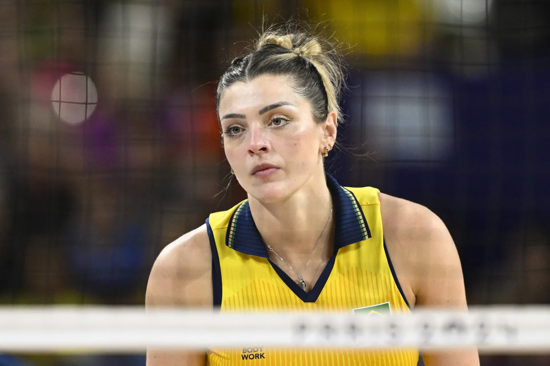 A jogadora de vôlei Rosamaria Montibeller sorrindo na quadra.