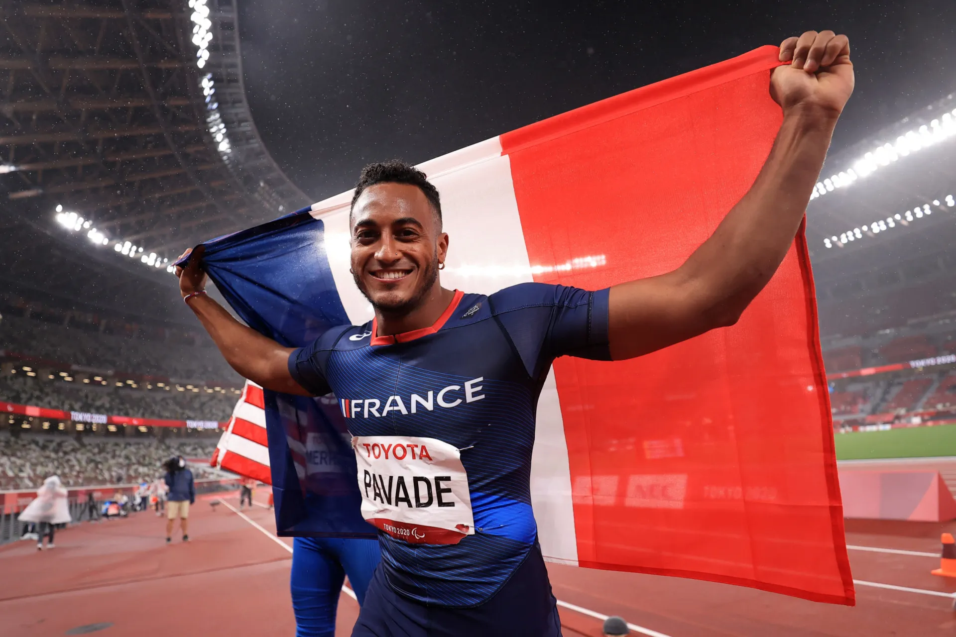 O atleta paralímpico francês Dimitri Pavade em competição no salto em distância.