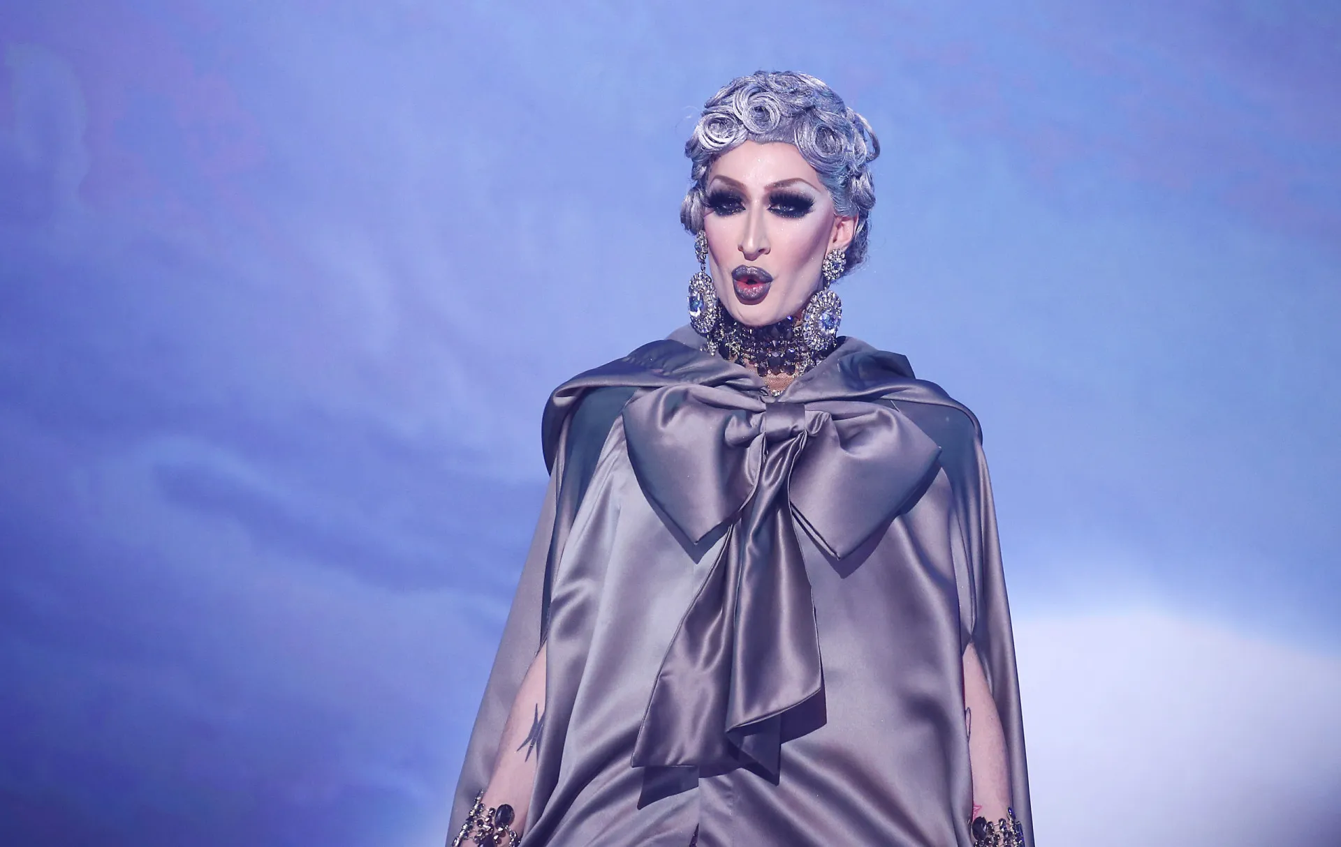 A lendária drag queen Detox, de 'RuPaul's Drag Race', se apresentando no palco.