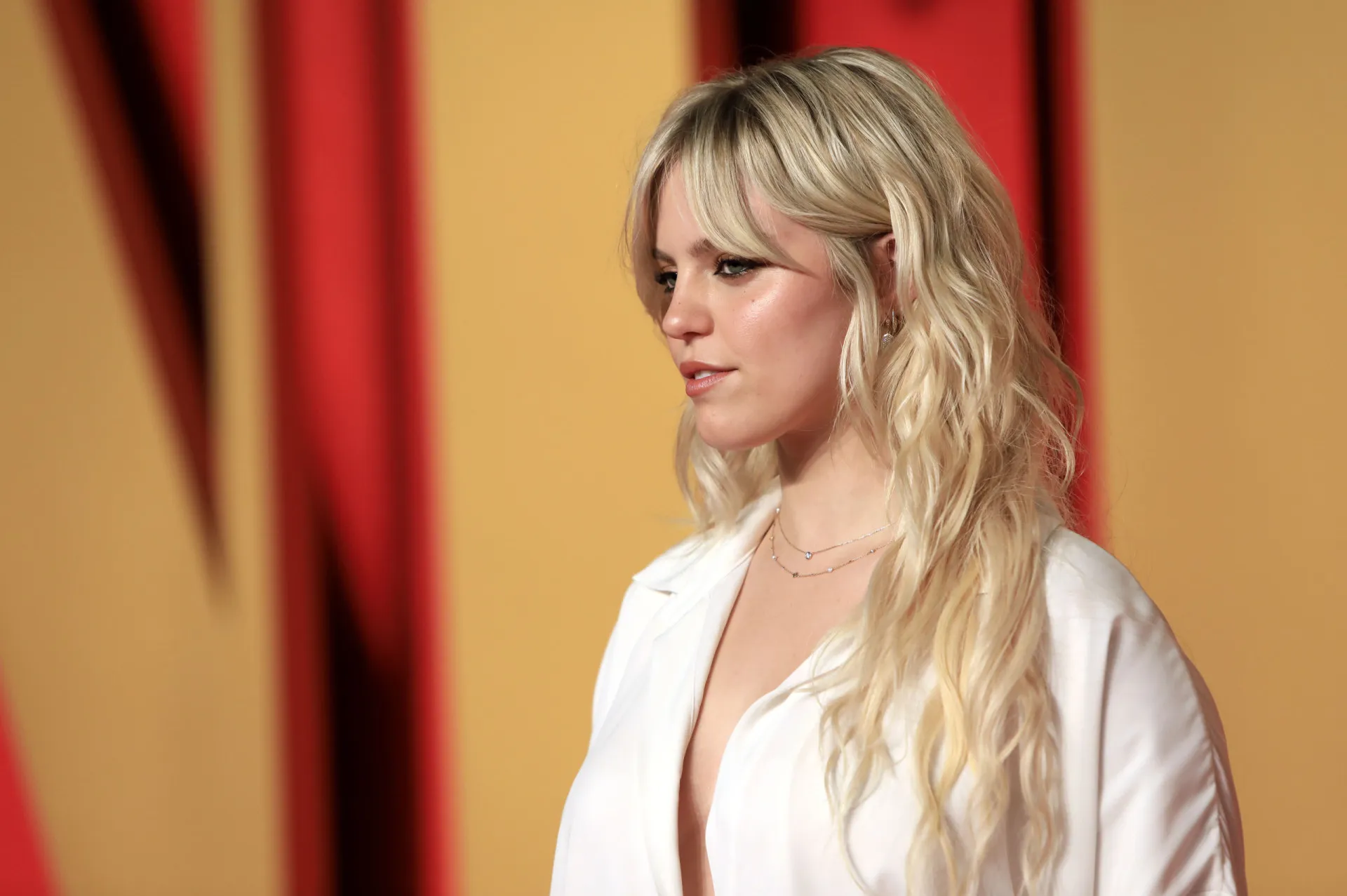 A atriz e cantora Reneé Rapp com uma expressão poderosa e confiante.