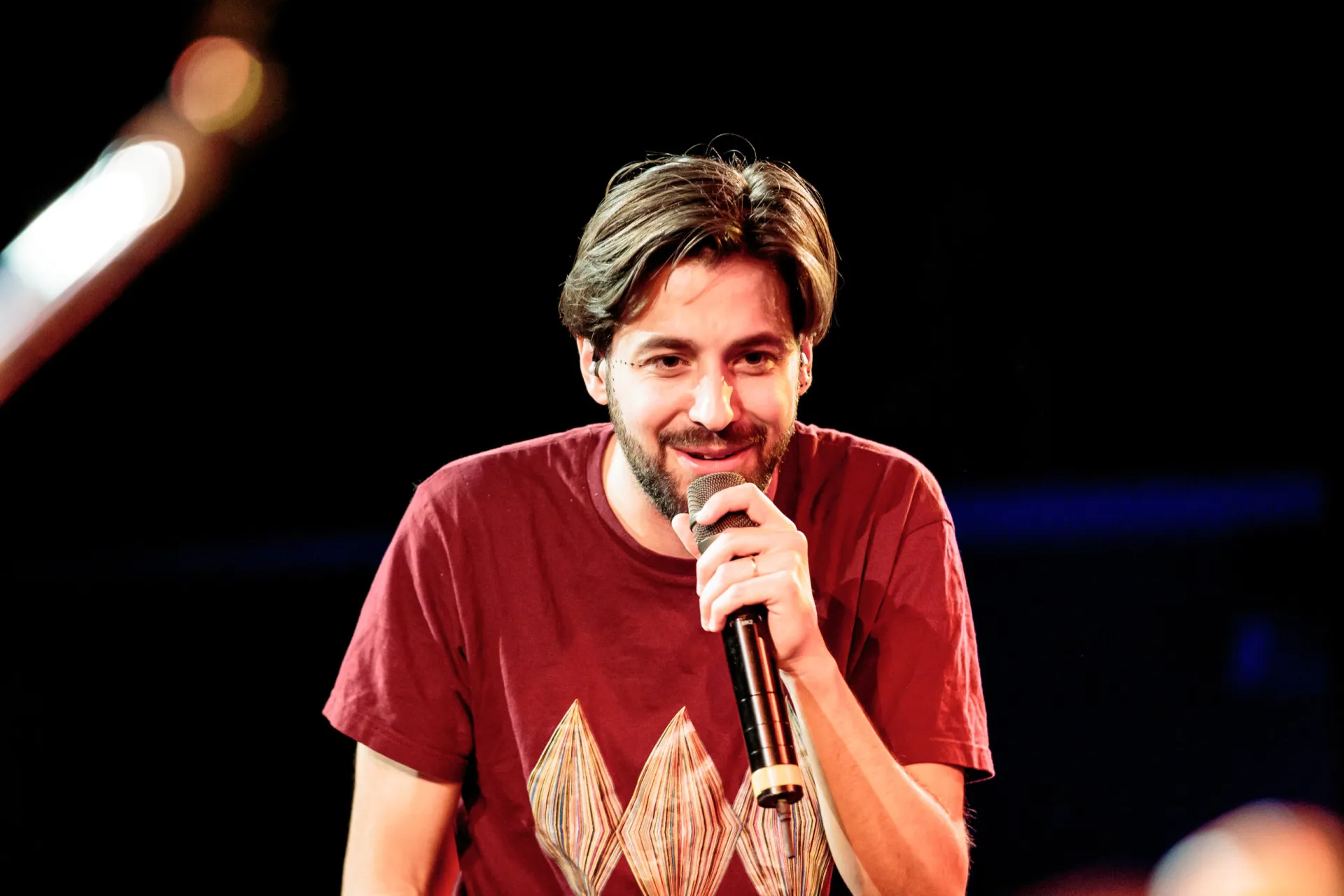 O cantor português Salvador Sobral durante uma performance emocionante.