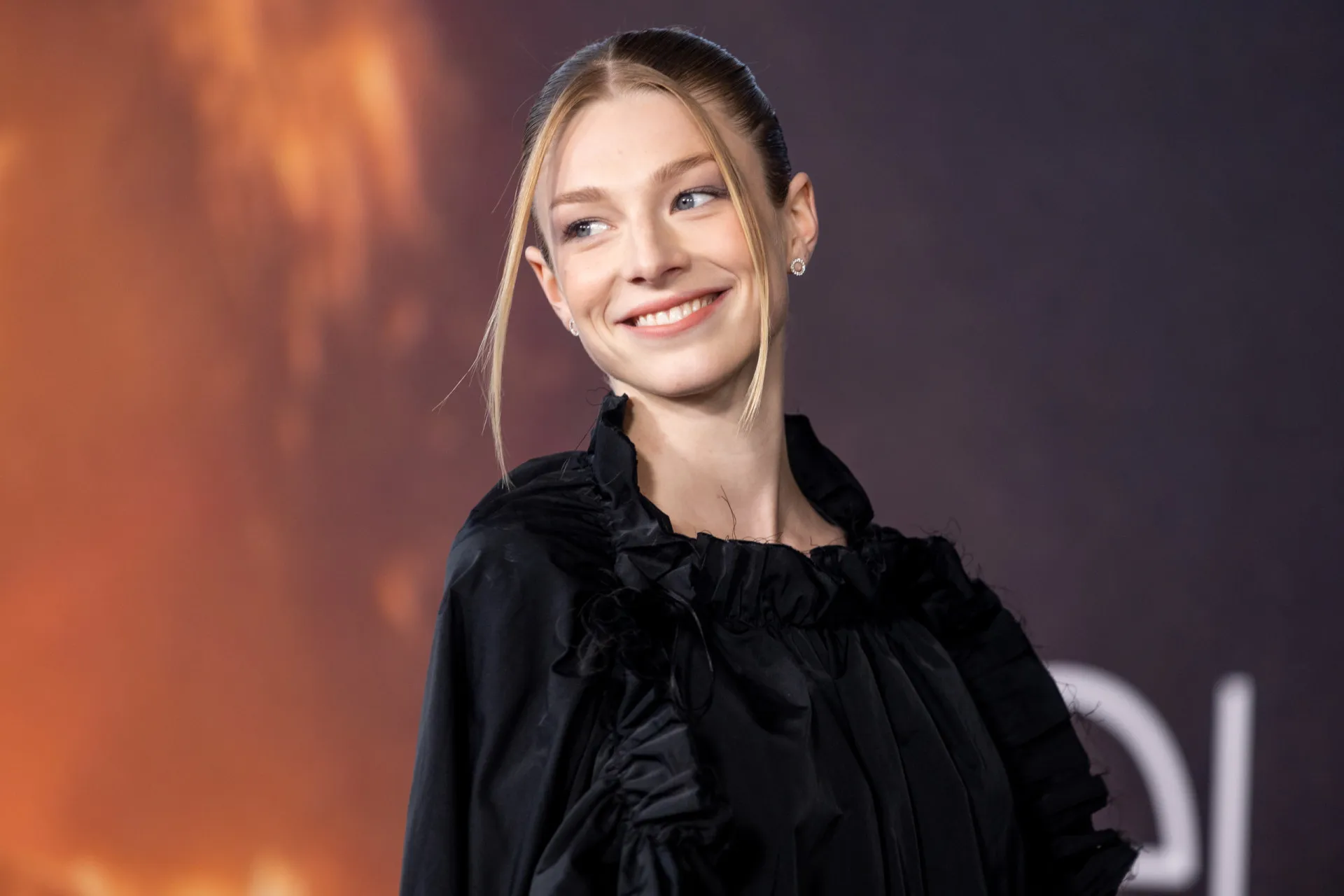 A atriz e modelo Hunter Schafer em um evento, com seu estilo único.