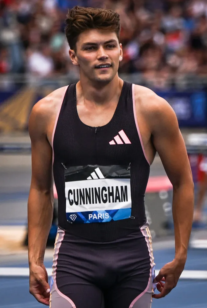 O atleta de corrida de obstáculos Trey Cunningham concentrado antes de uma prova.