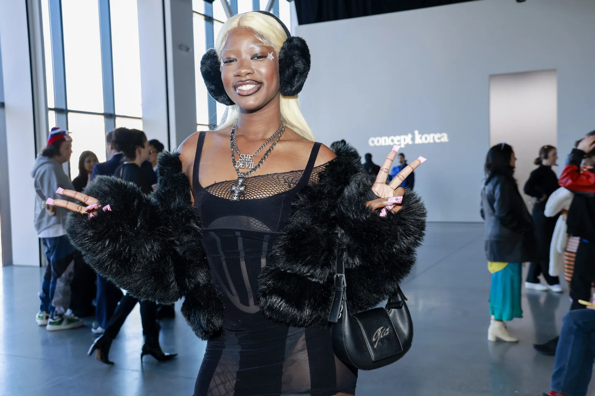 A influenciadora de moda e música Aliyah Bah em um evento.