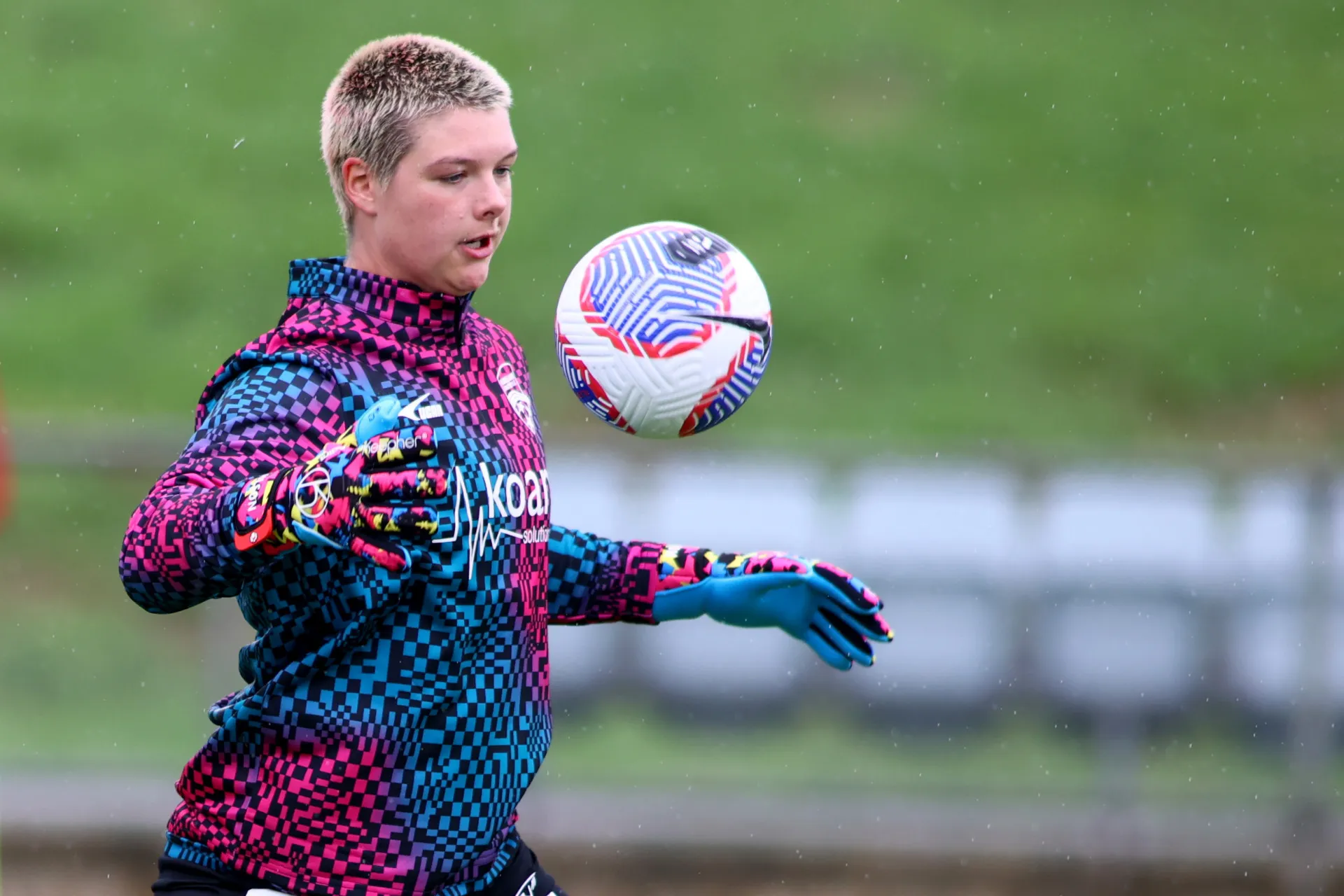 A jovem jogadora de futebol australiana Grace Wilson no campo.