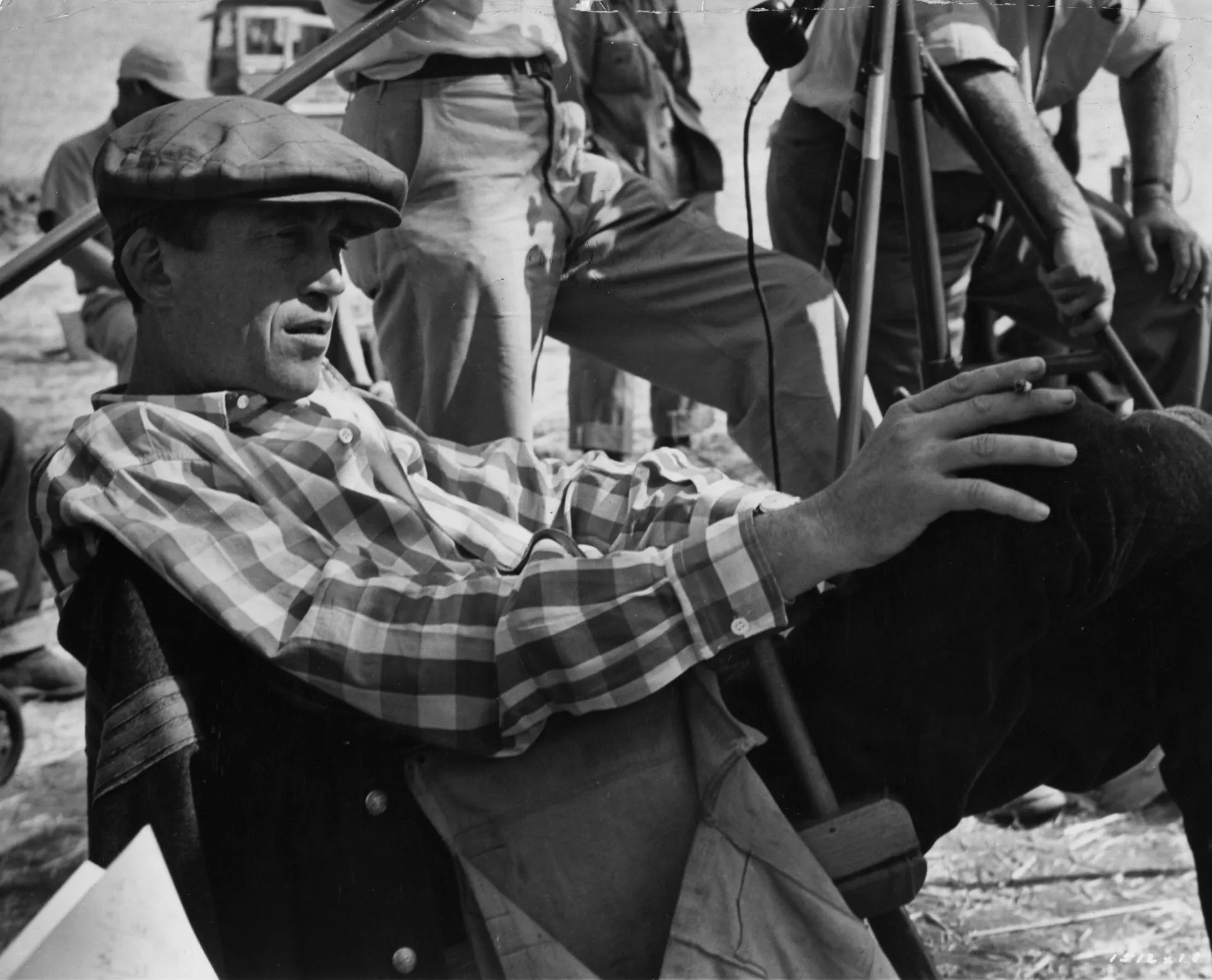 O aclamado diretor de cinema John Huston, uma figura imponente do cinema clássico.