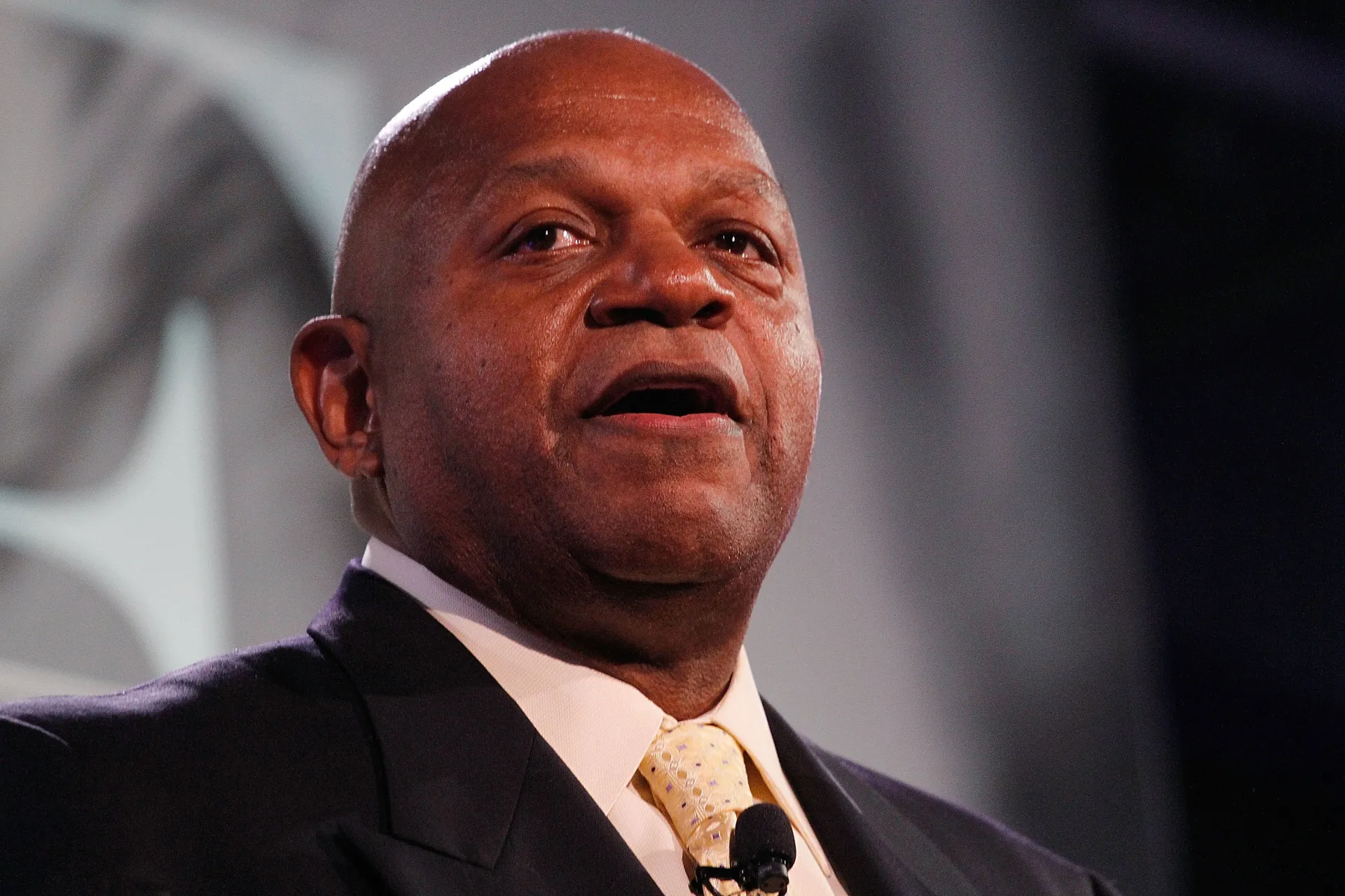 O ator americano Charles S. Dutton, conhecido por seus papéis fortes e dramáticos.
