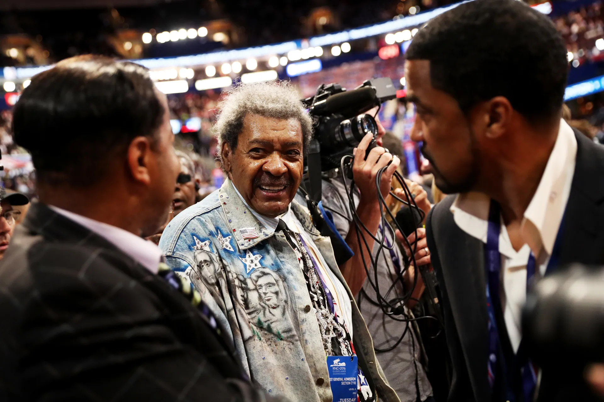 O lendário promotor de boxe Don King com seu cabelo icônico e sorriso largo.