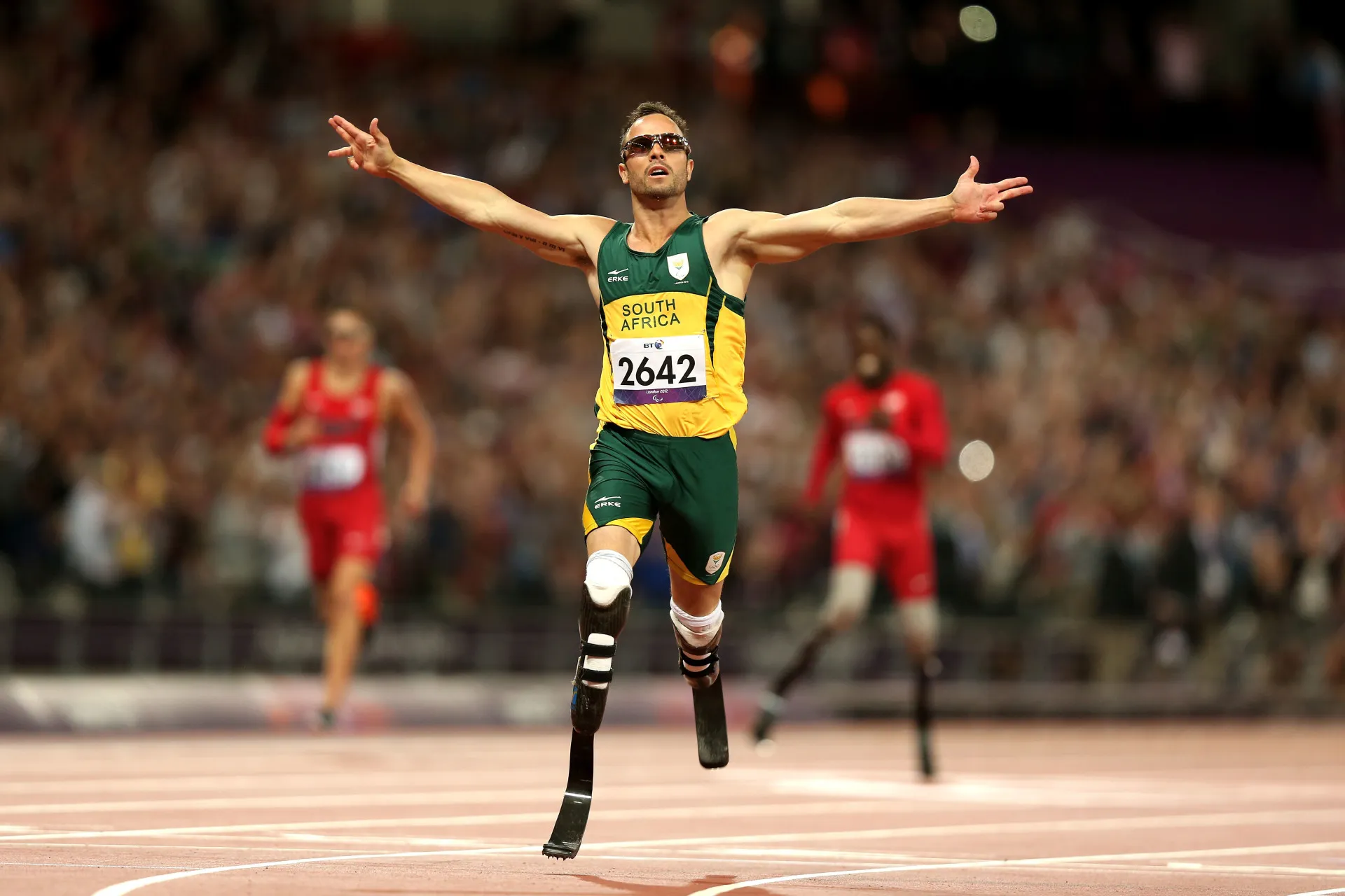 Oscar Pistorius, o atleta paralímpico, durante uma competição, focado e determinado.
