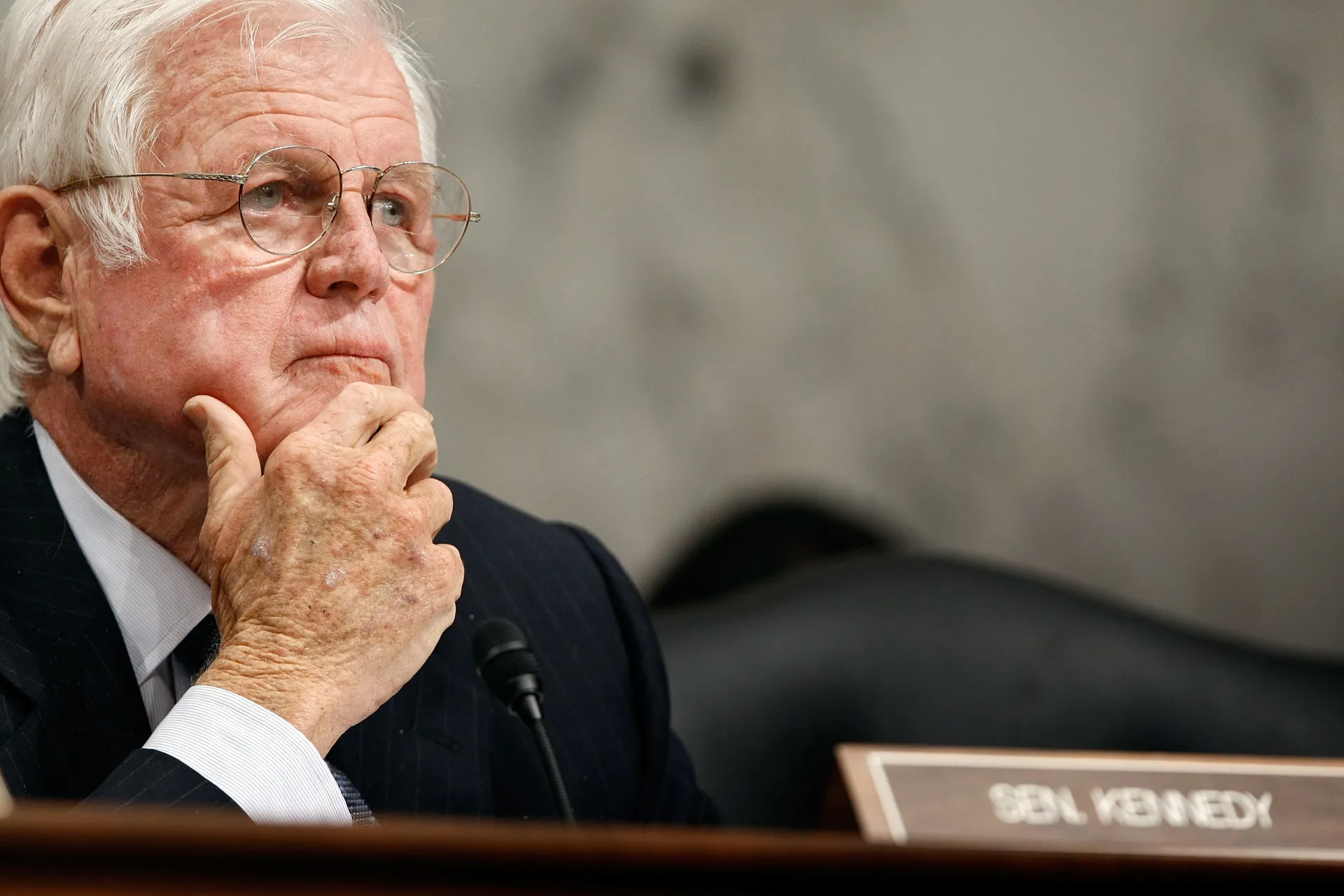 O político americano Ted Kennedy em um retrato formal.