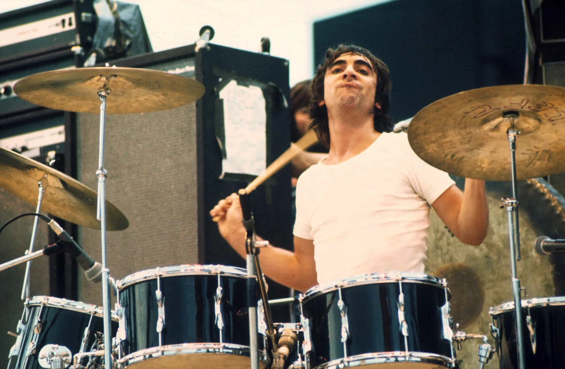 Keith Moon, o lendário e caótico baterista do The Who, em uma performance enérgica.