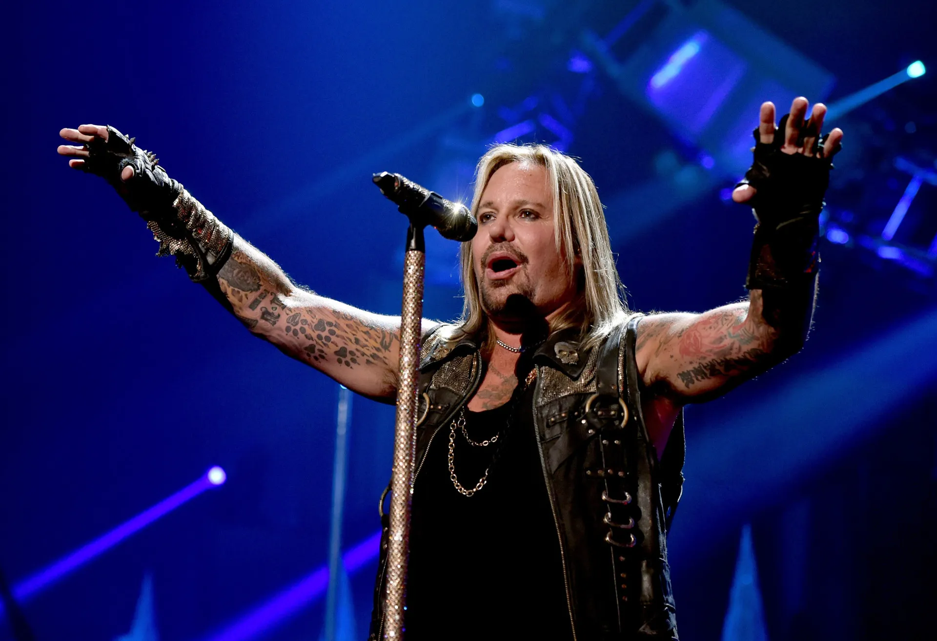 Vince Neil, vocalista do Mötley Crüe, com seu visual glam rock característico.