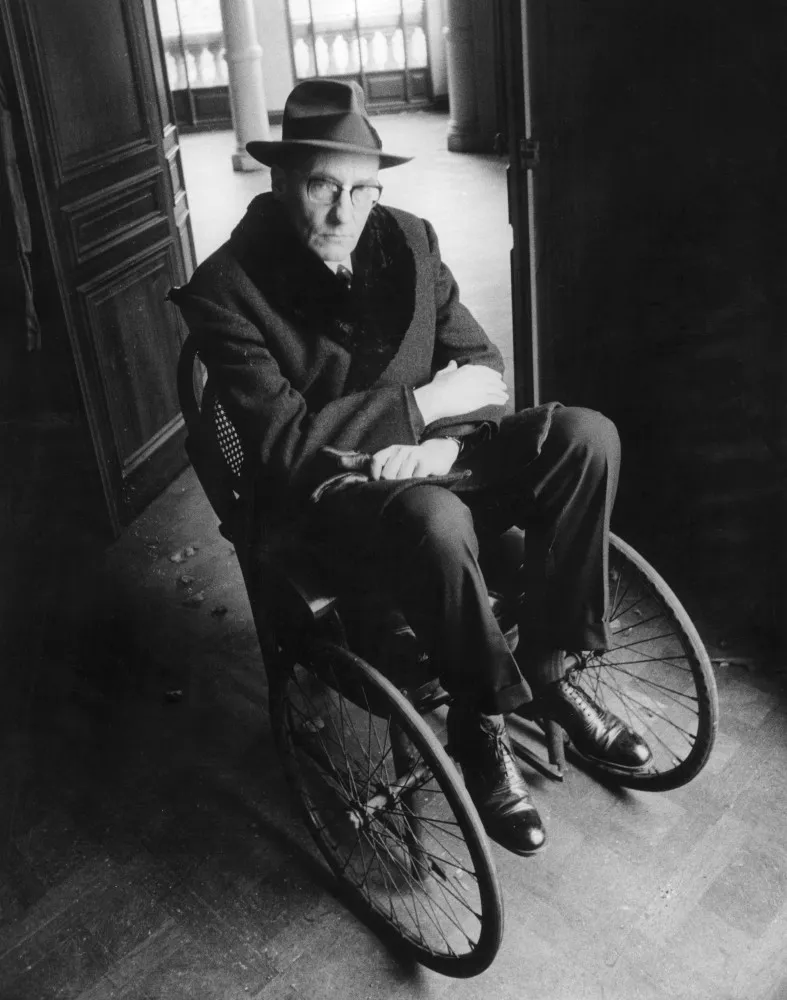 O escritor da Geração Beat, William S. Burroughs, com um olhar sério e intelectual.