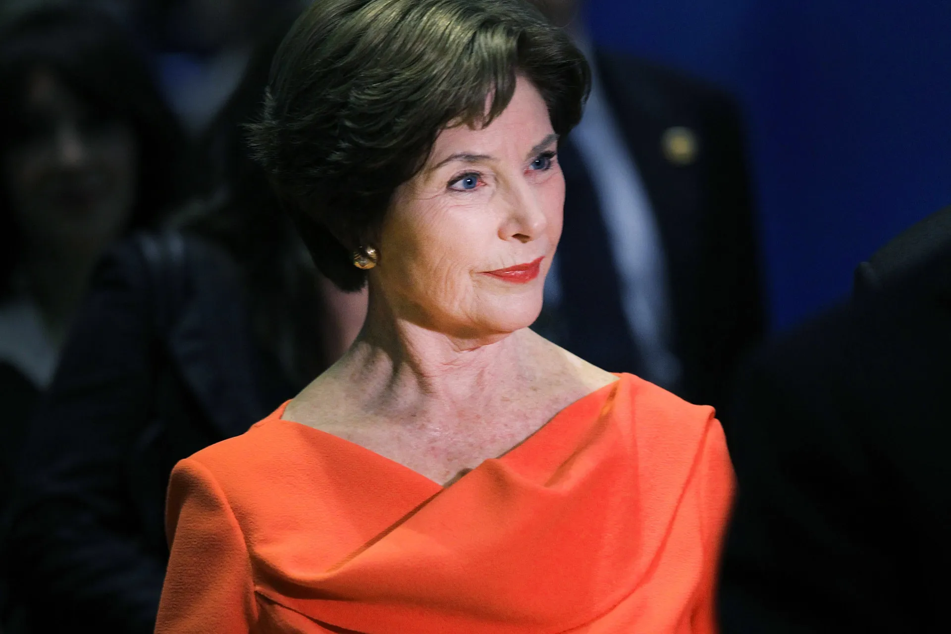 Laura Bush, ex-primeira-dama dos EUA, com um sorriso sereno.