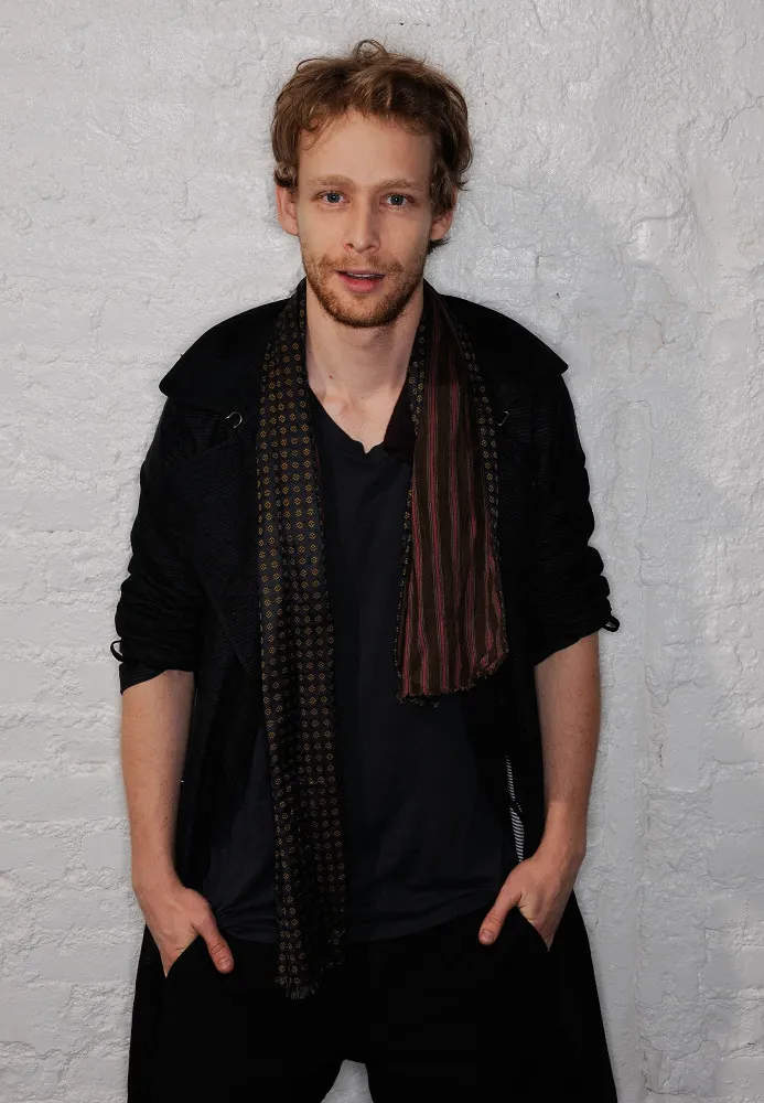 O ator Johnny Lewis, conhecido por seu papel em 'Sons of Anarchy', com um olhar intenso.