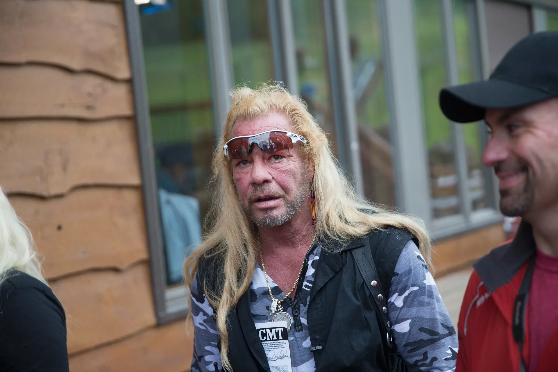 Duane 'Dog' Chapman, o caçador de recompensas, com seu visual característico de cabelos loiros e óculos escuros.